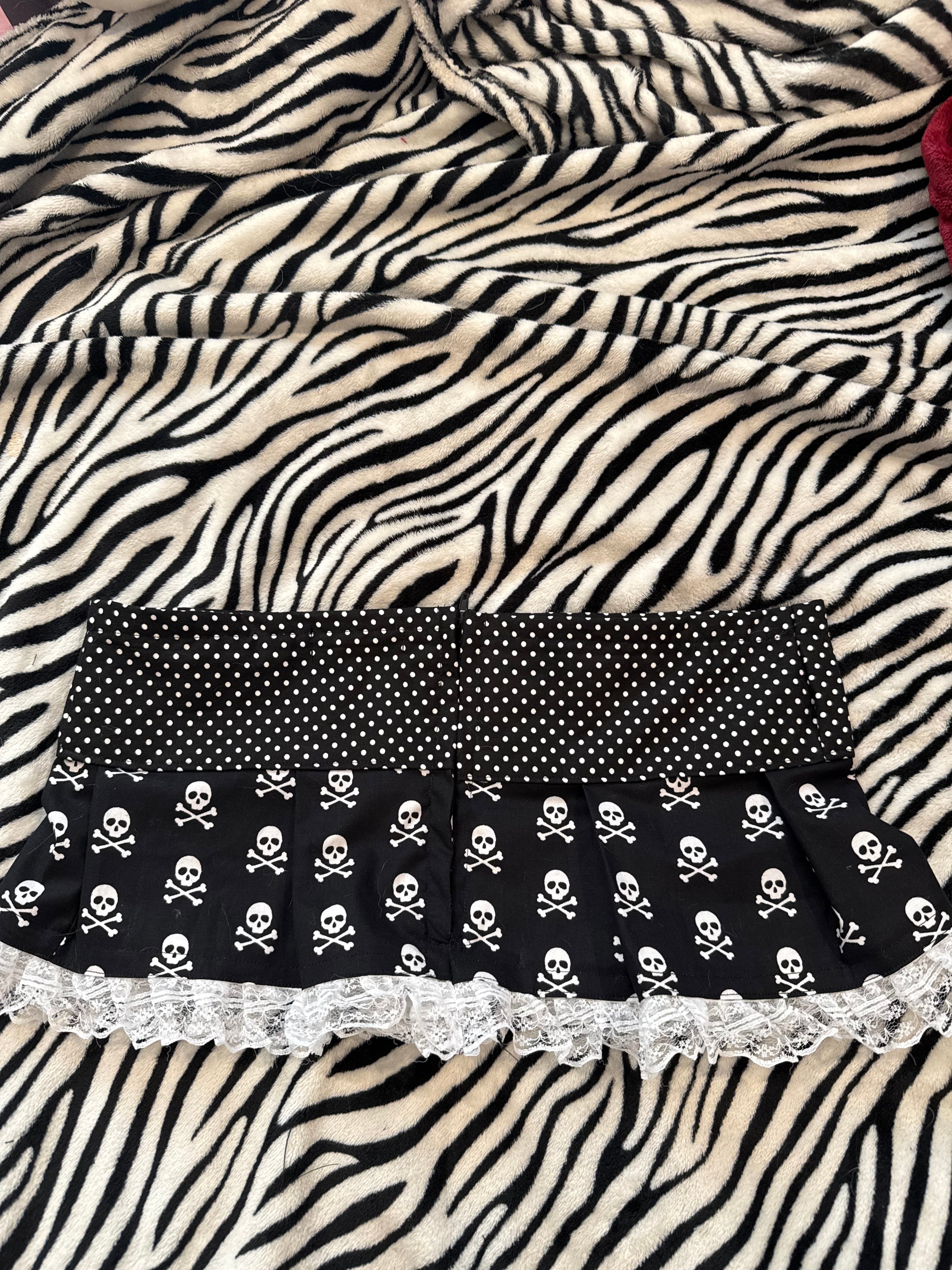 polka dot button skull skirt size xs