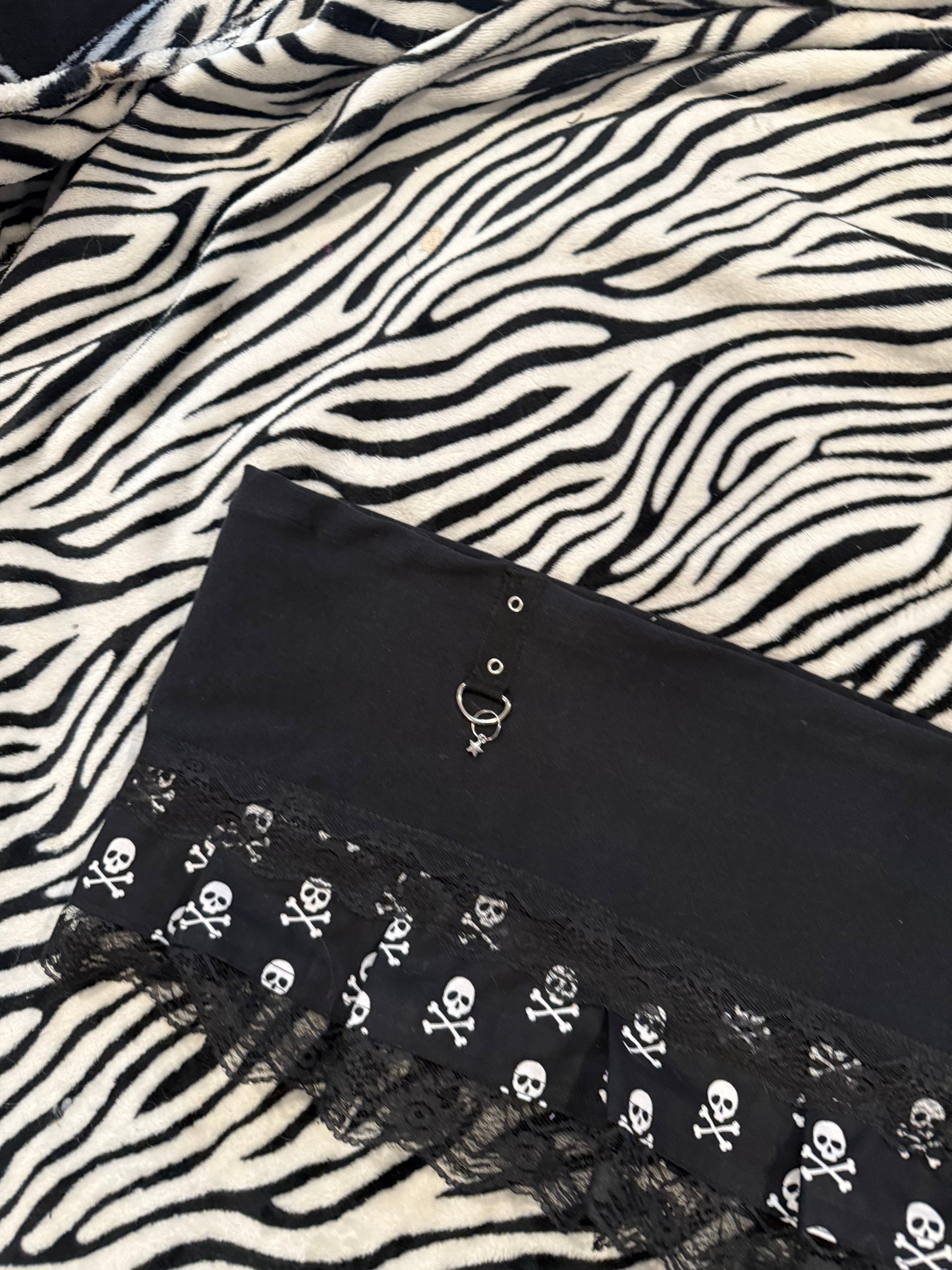lace up skull skirt size 2xl