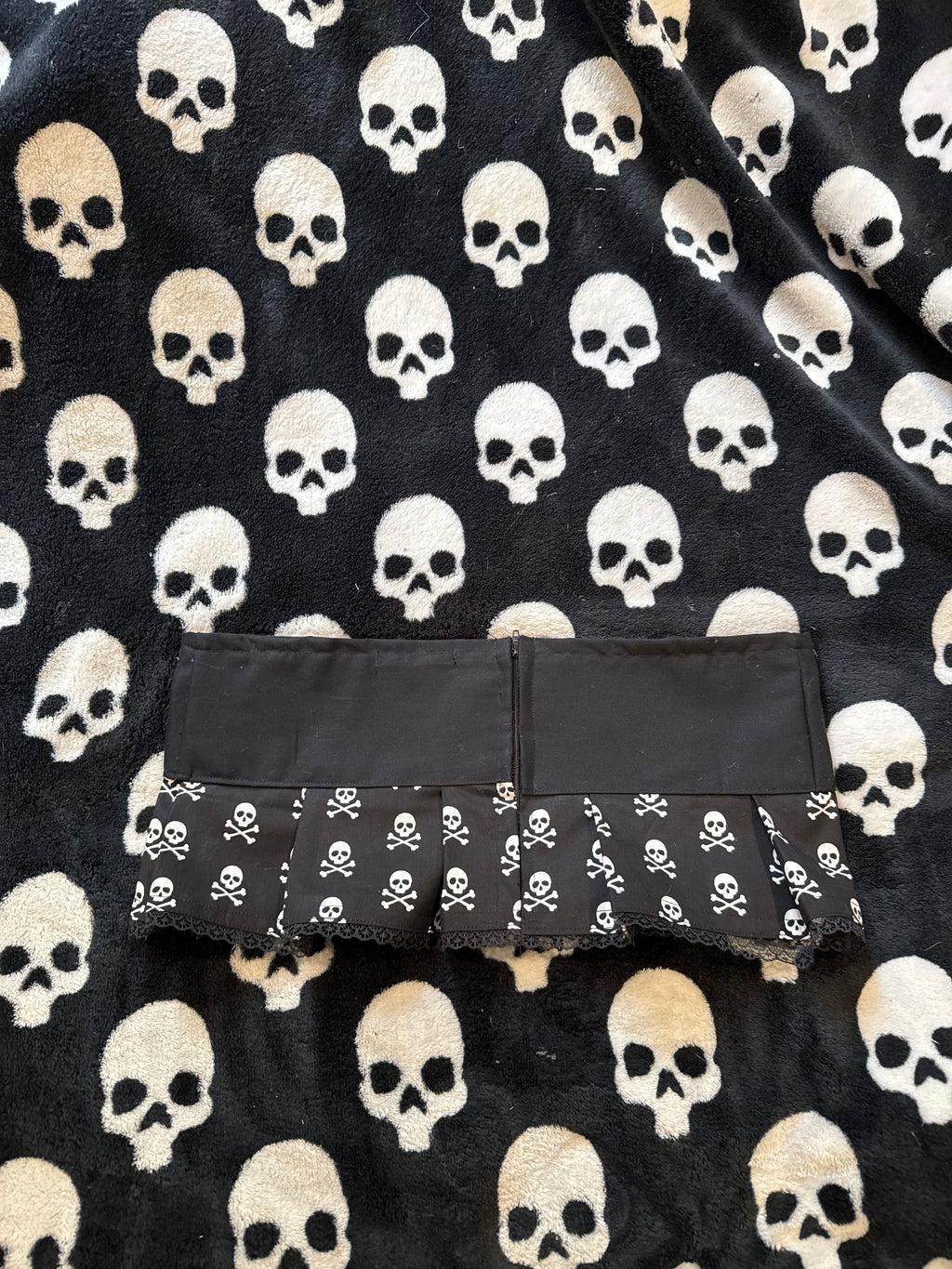 black & white skull lace up skirt size xs/s