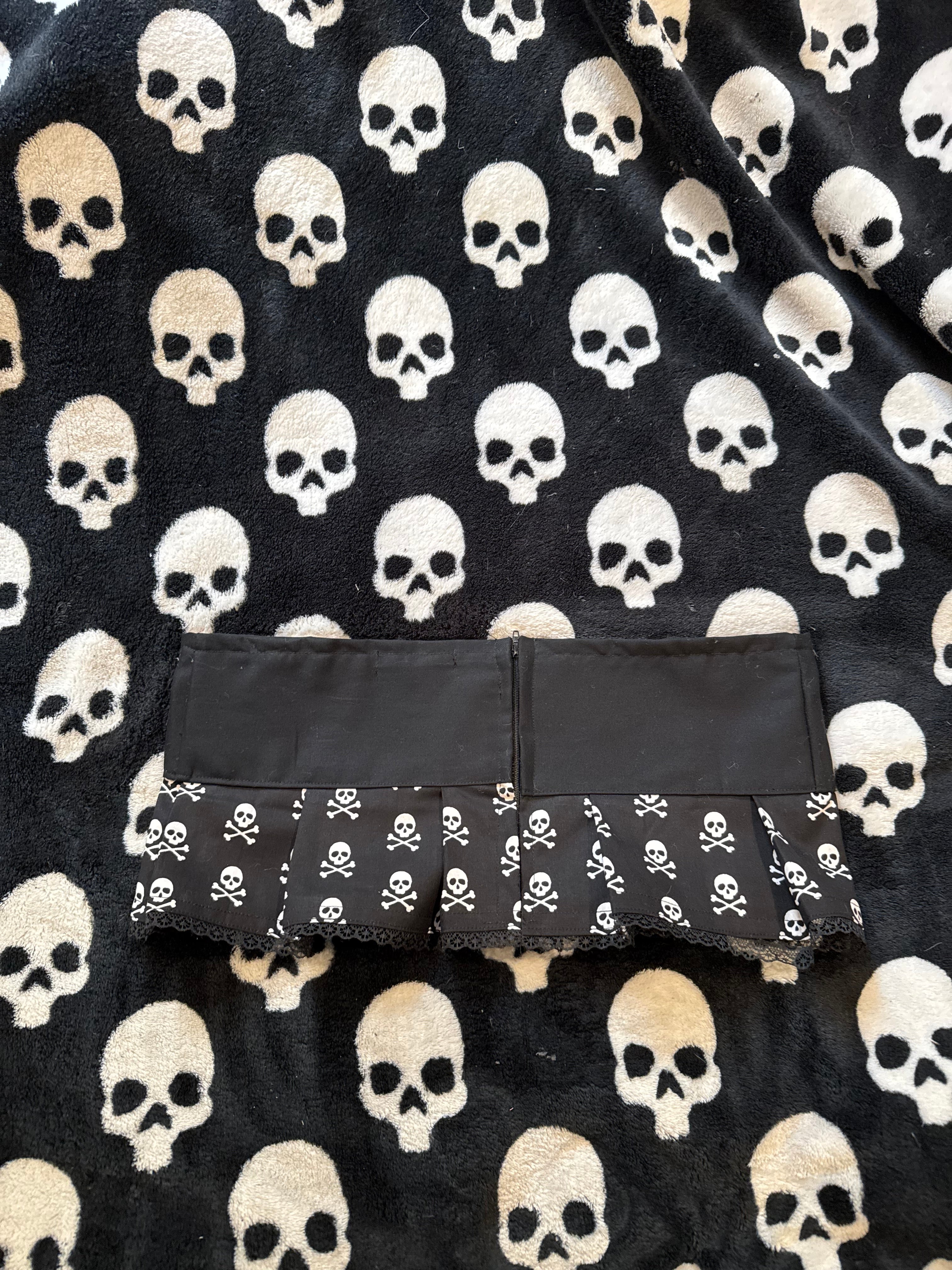 black & white skull lace up skirt size xs/s