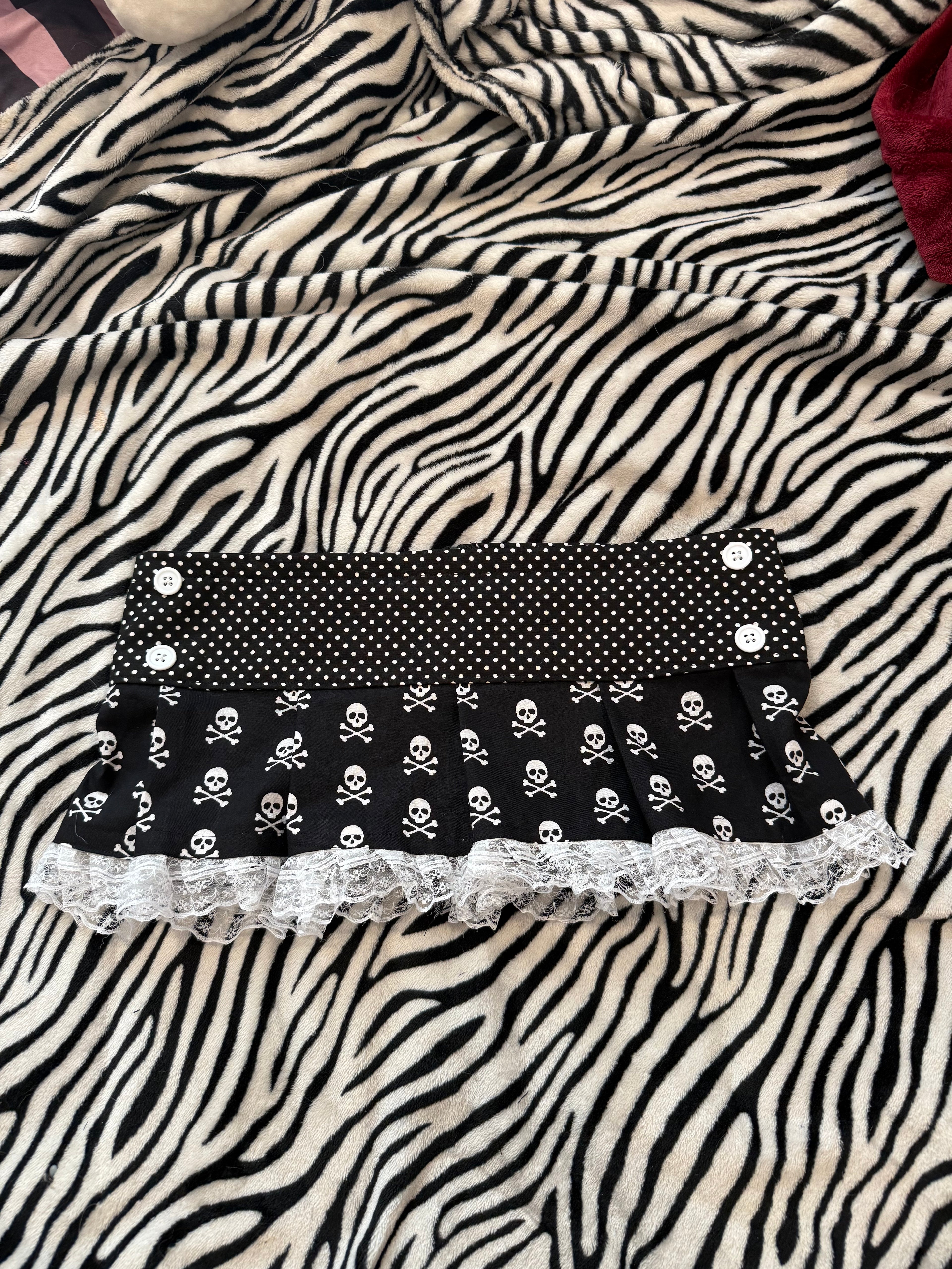 polka dot button skull skirt size xs