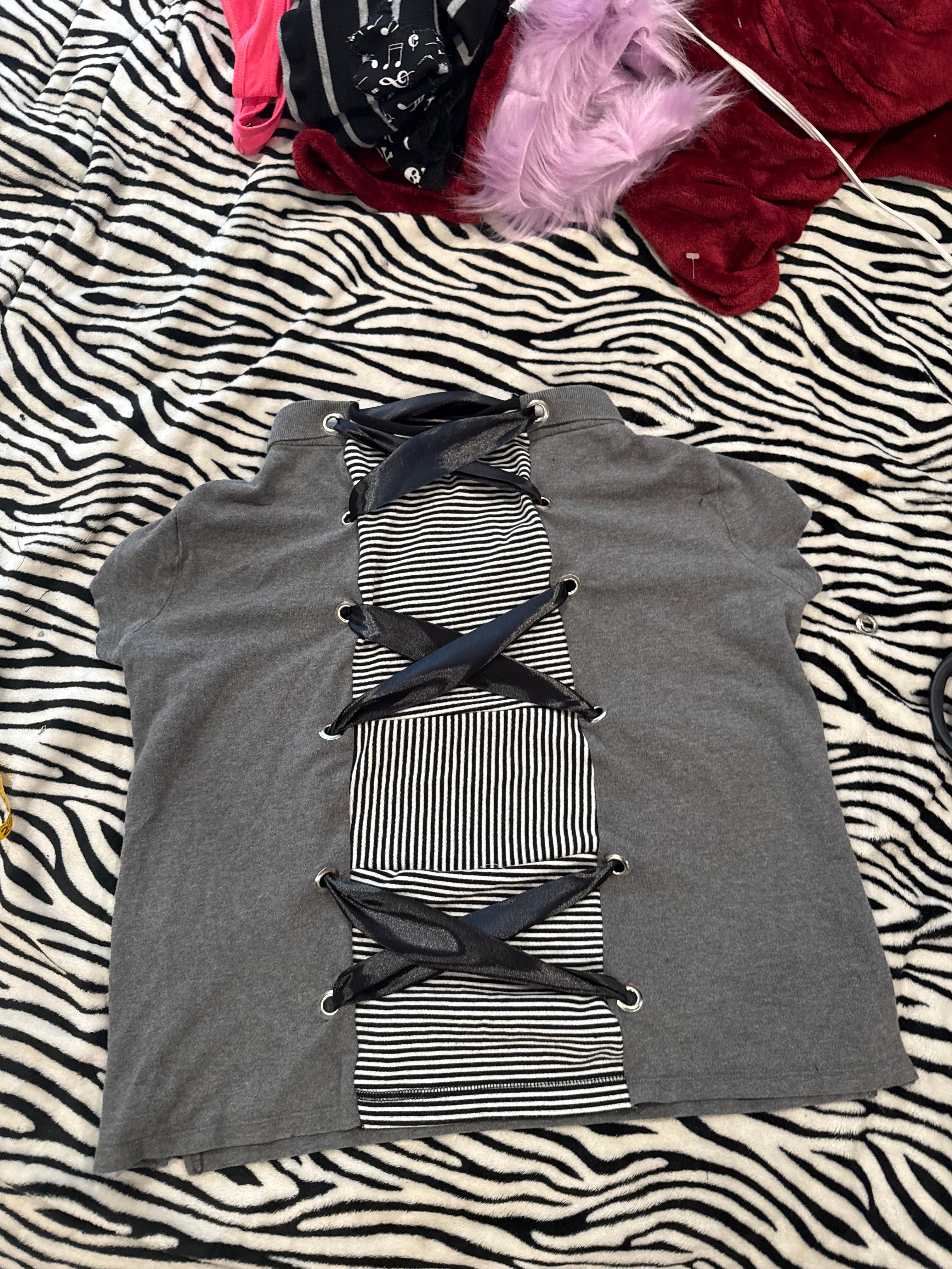 grey striped skull lace up polo size L