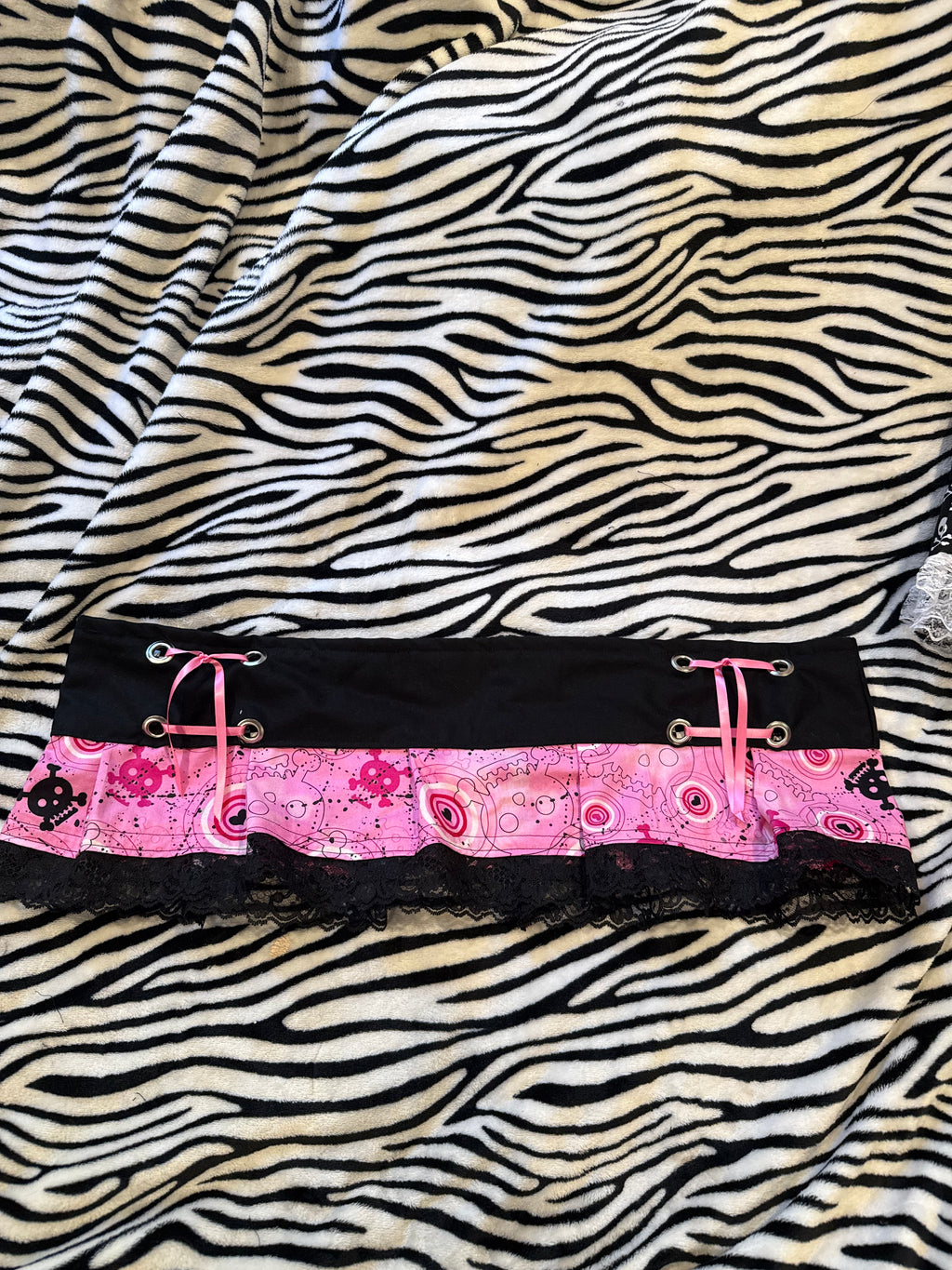 pink & black skull skirt size 2xl