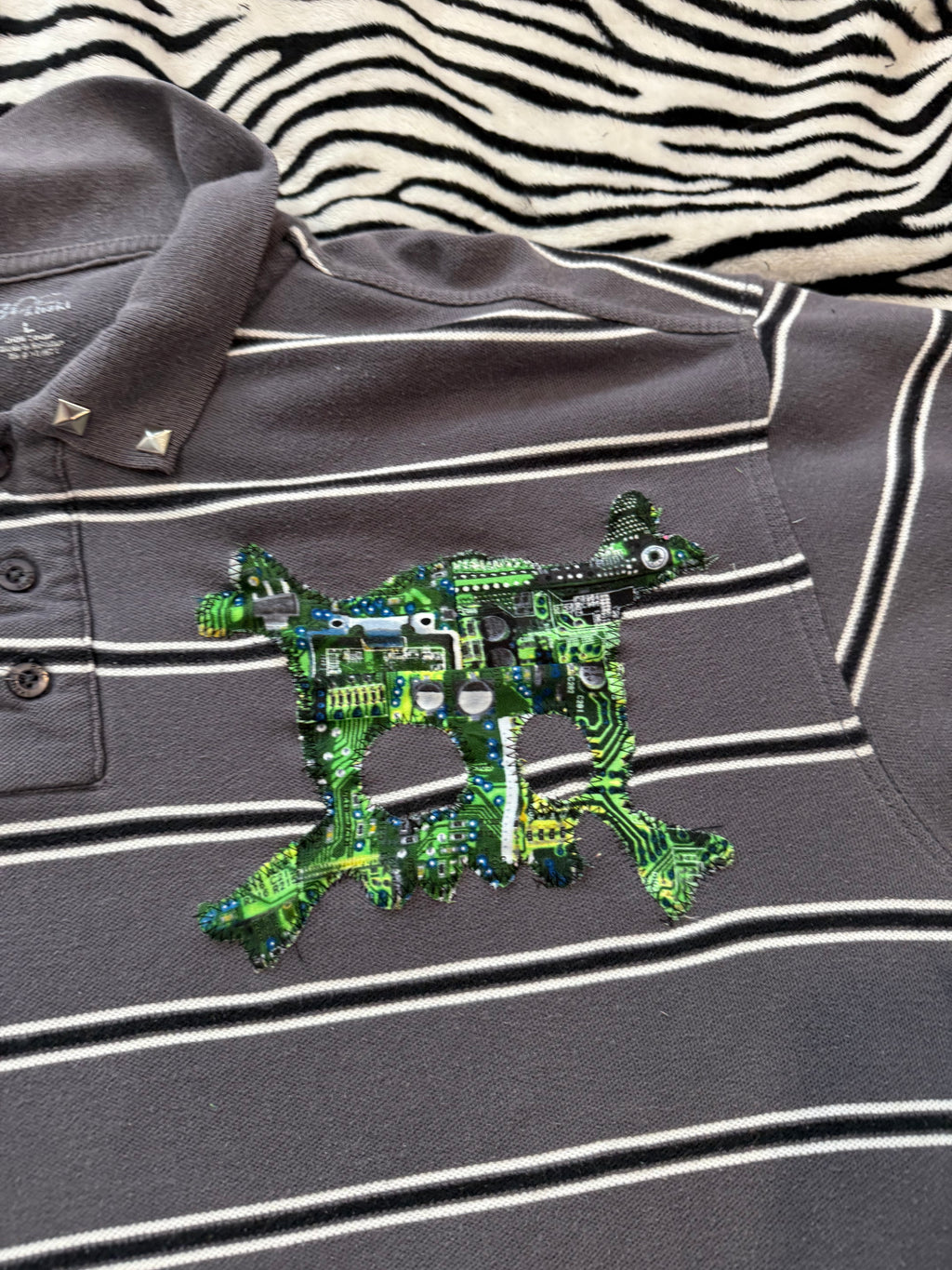 circuit board skull polo size men’s L