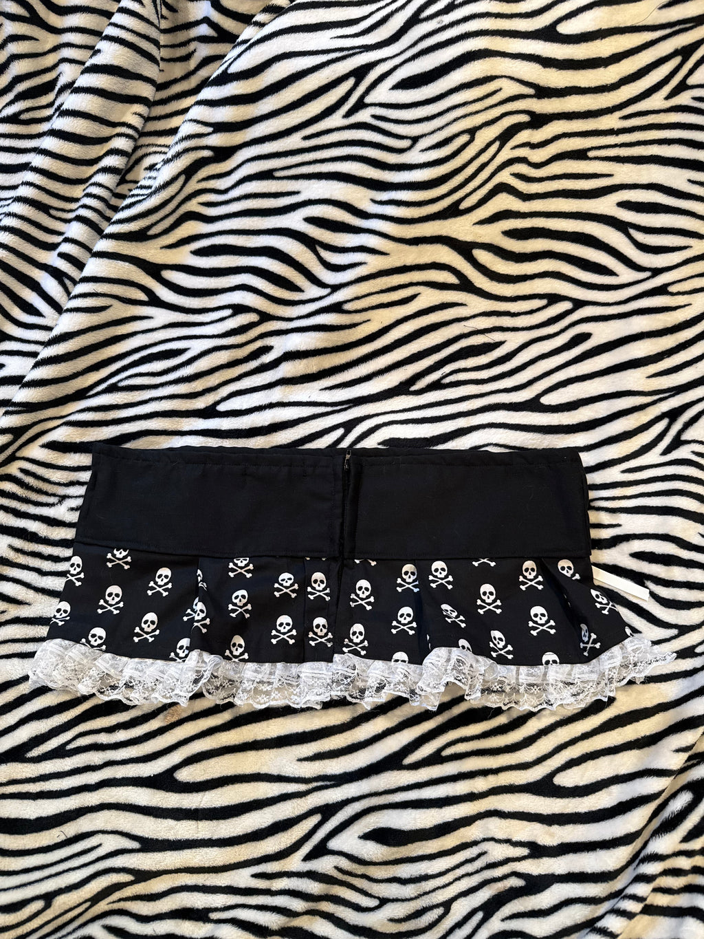 black & white skull skirt size m