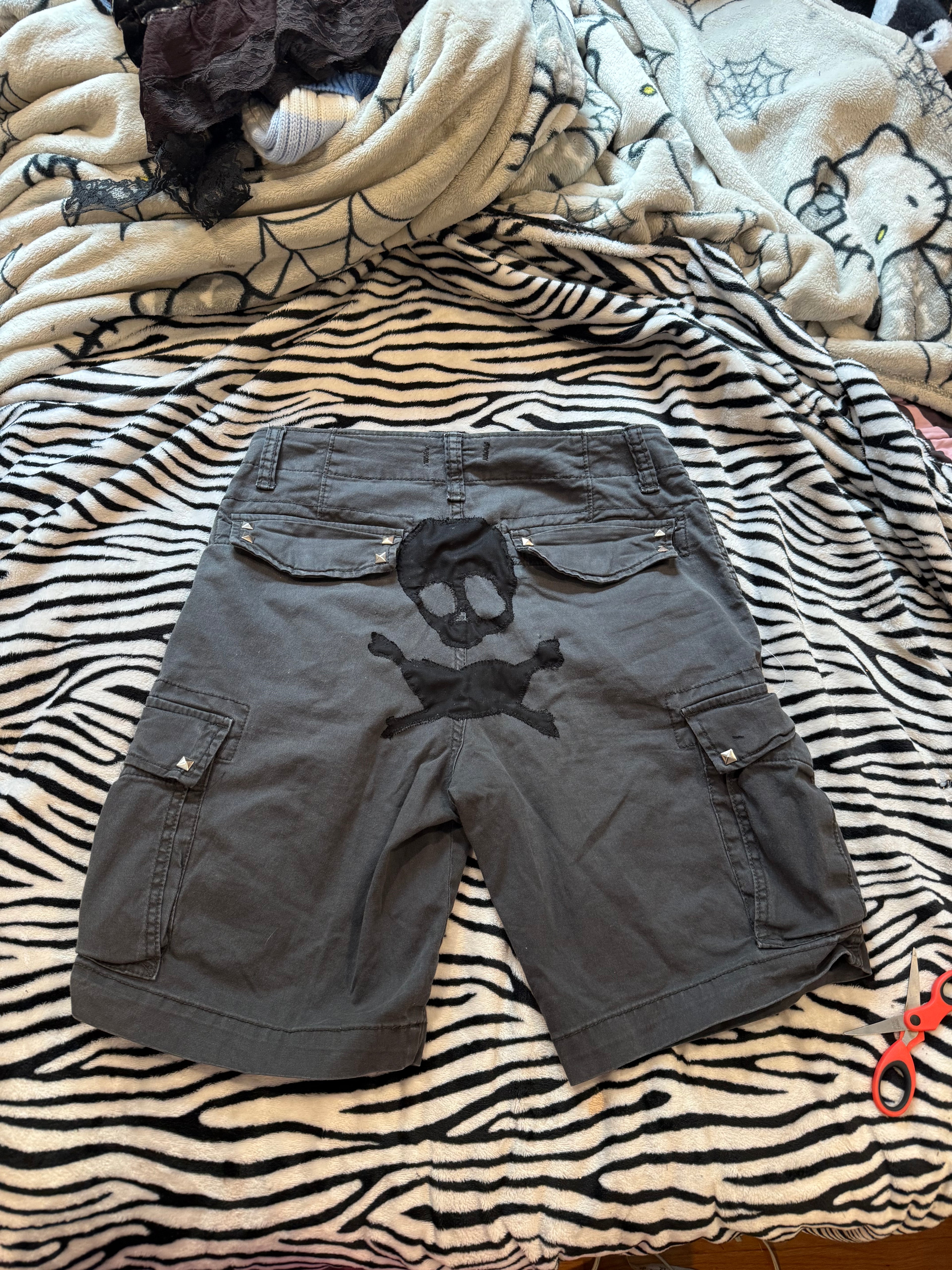 grey studded skull cargo shorts size s men’s / m women’s
