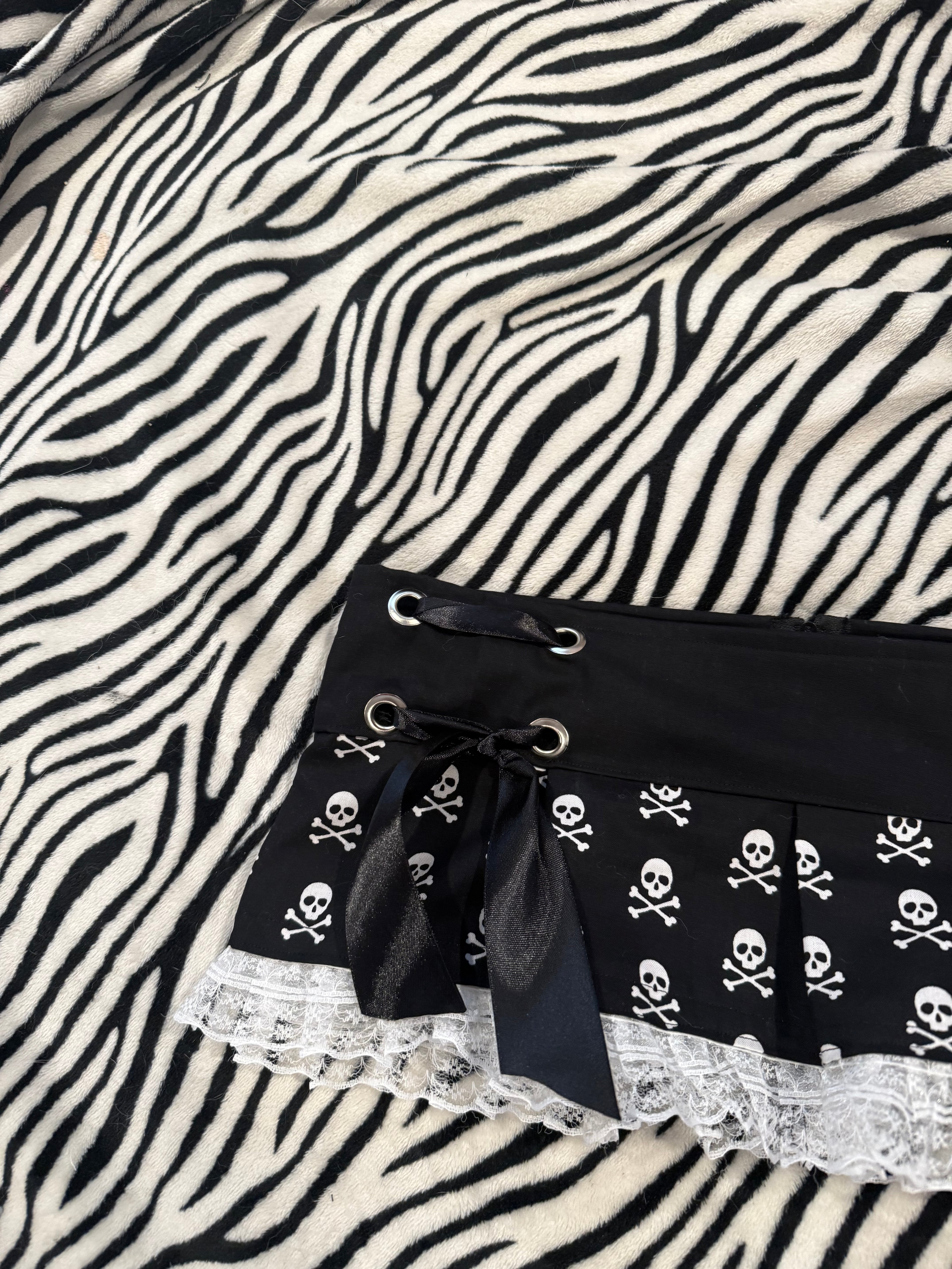 lace up ruffle skull skirt size m