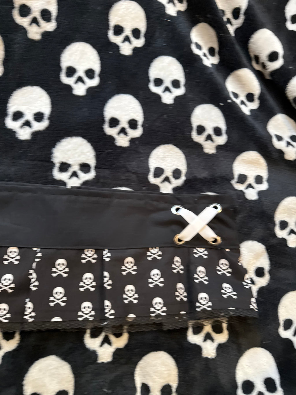 black & white lace up skull skirt size L