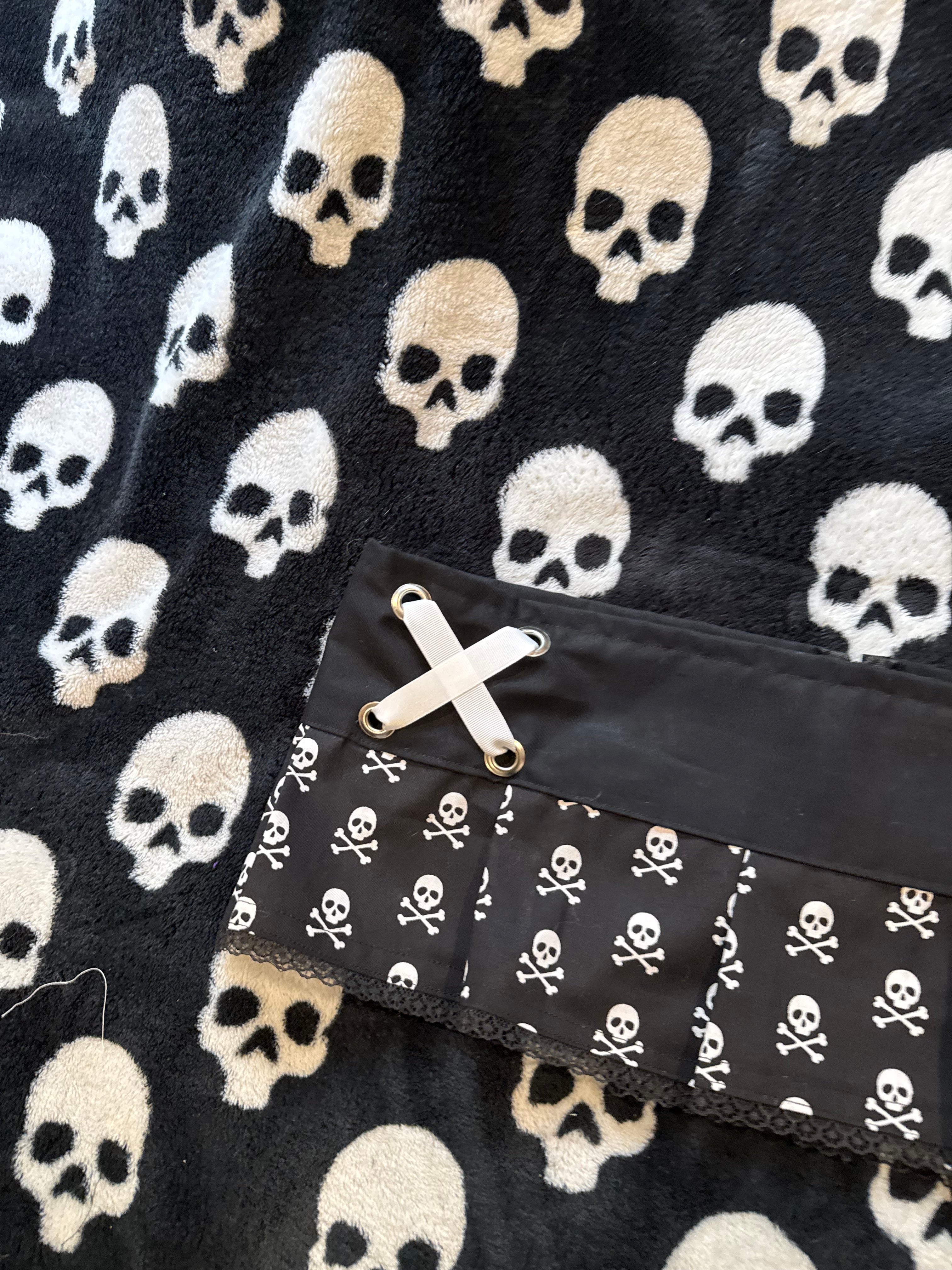 black & white lace up skull skirt size L
