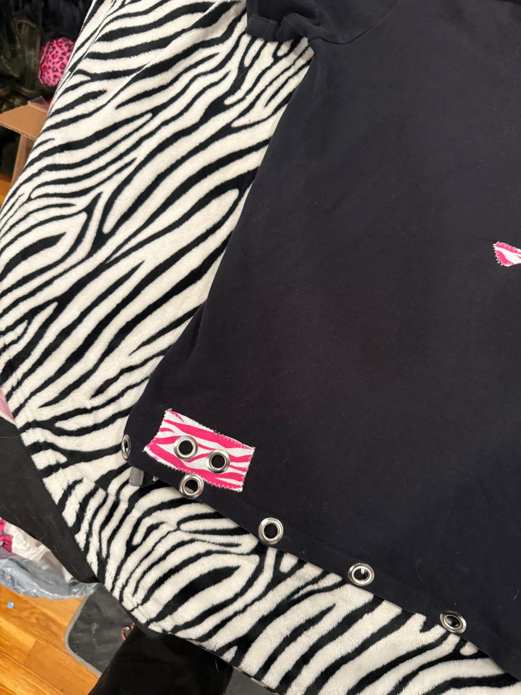 pink & white zebra skull polo size s/m