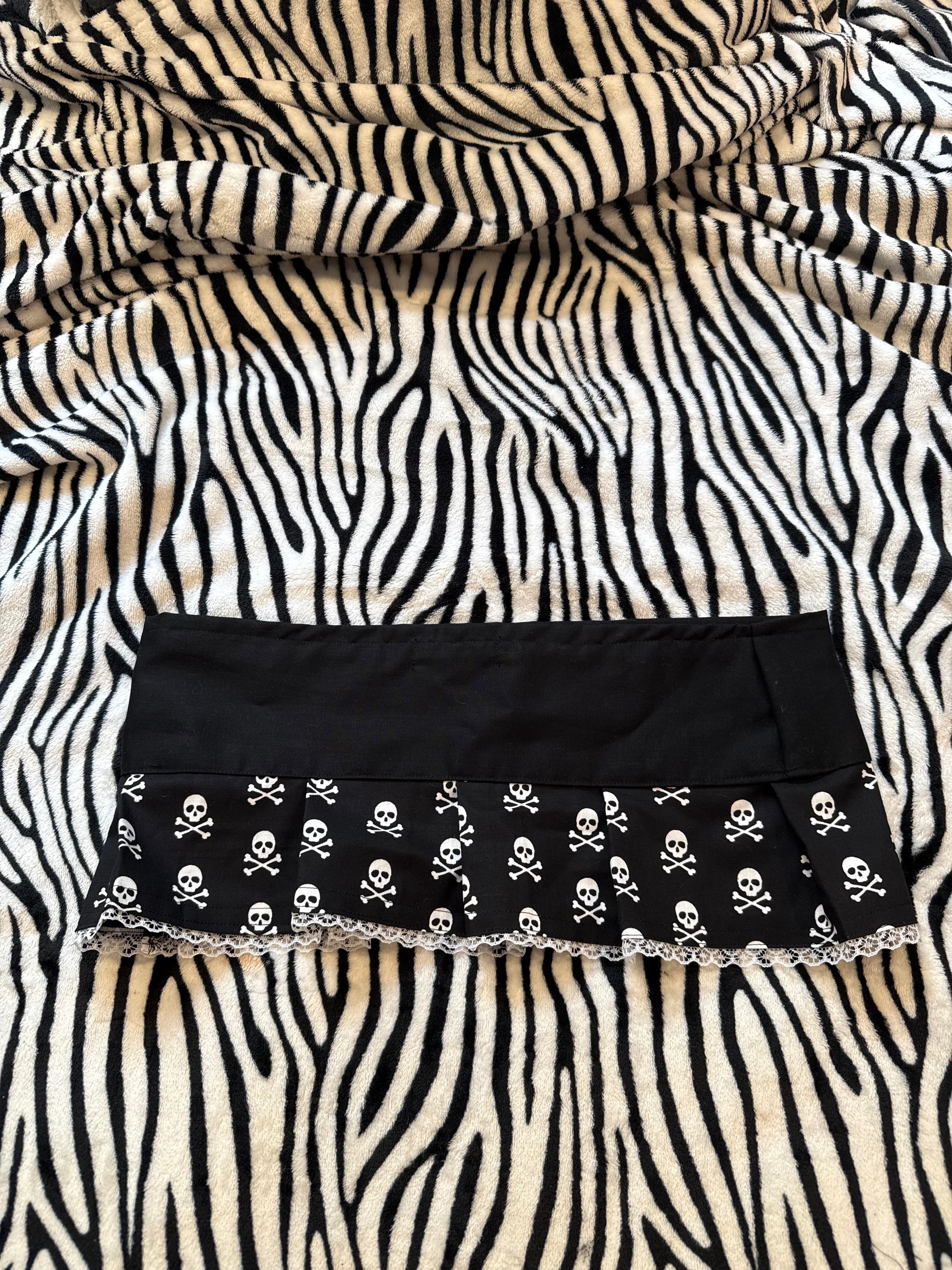 skull Velcro button skirt size s