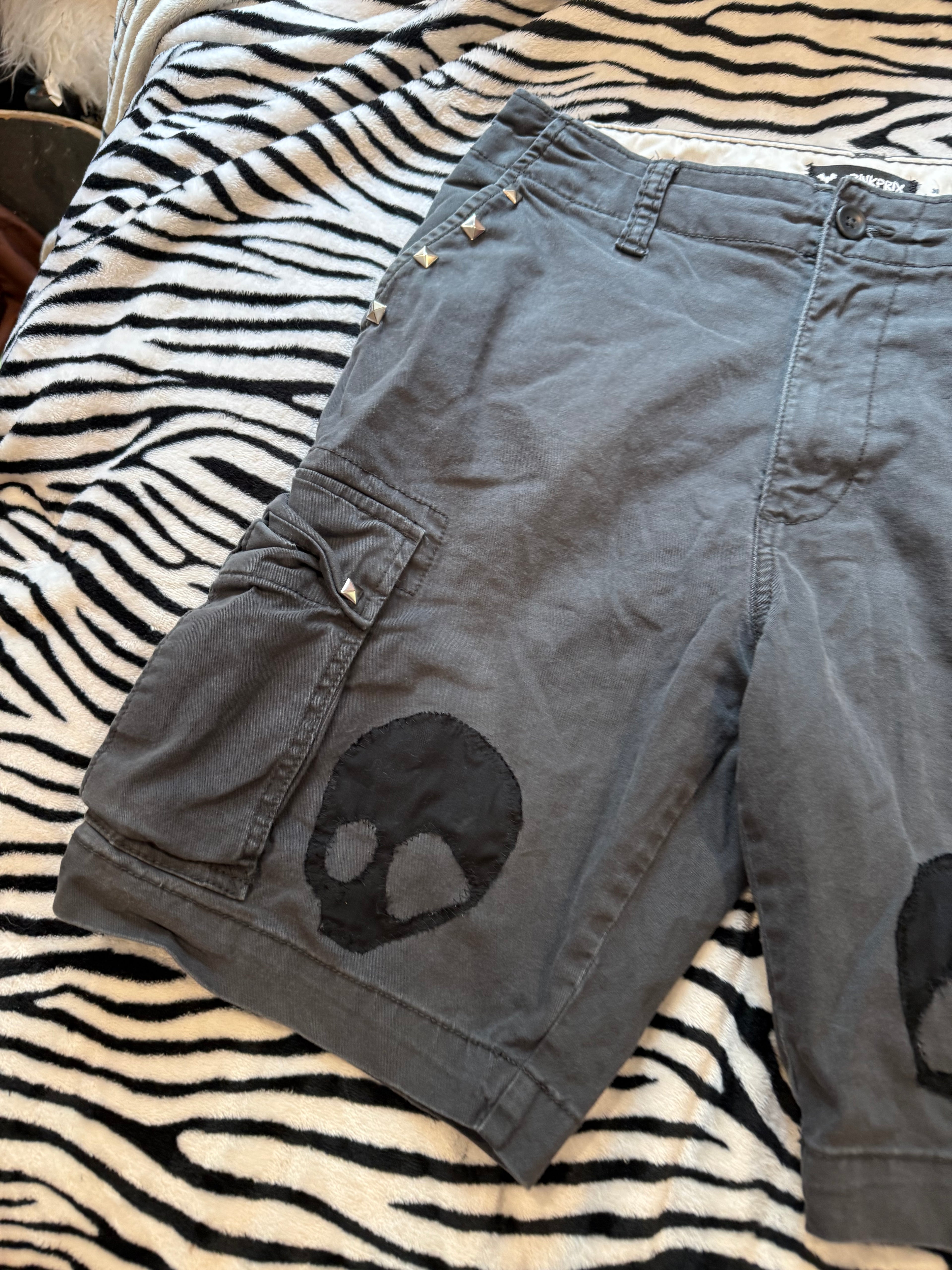 grey studded skull cargo shorts size s men’s / m women’s