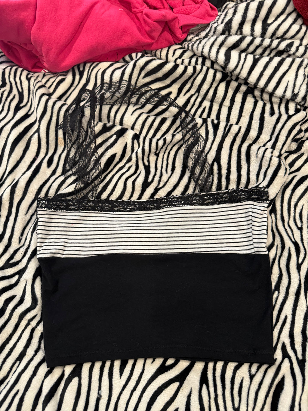black & white stripe skull top size xs/s
