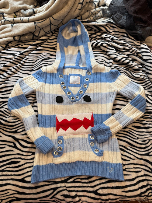 blue & white domo sweater size xs/s