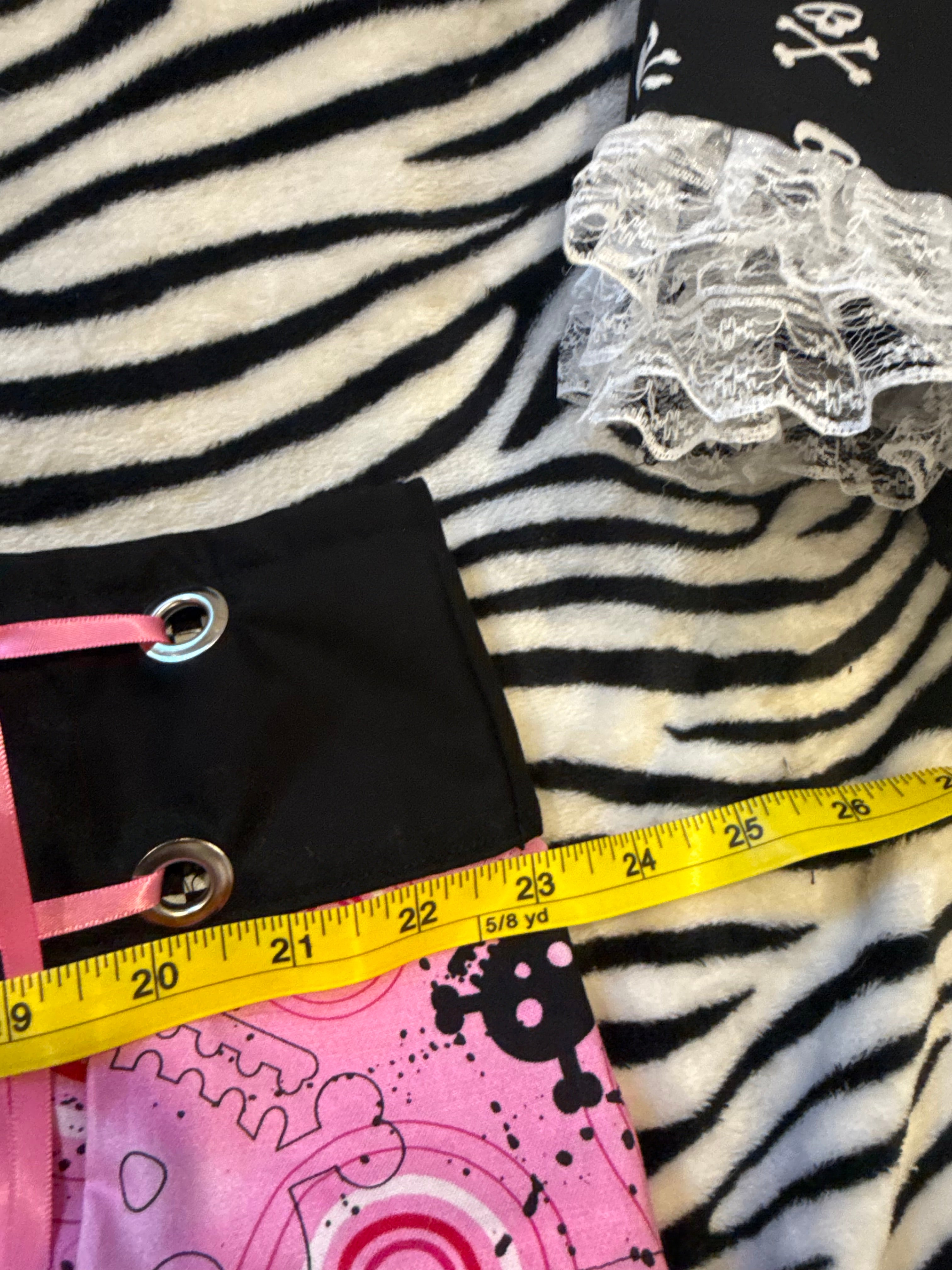 pink & black skull skirt size 2xl
