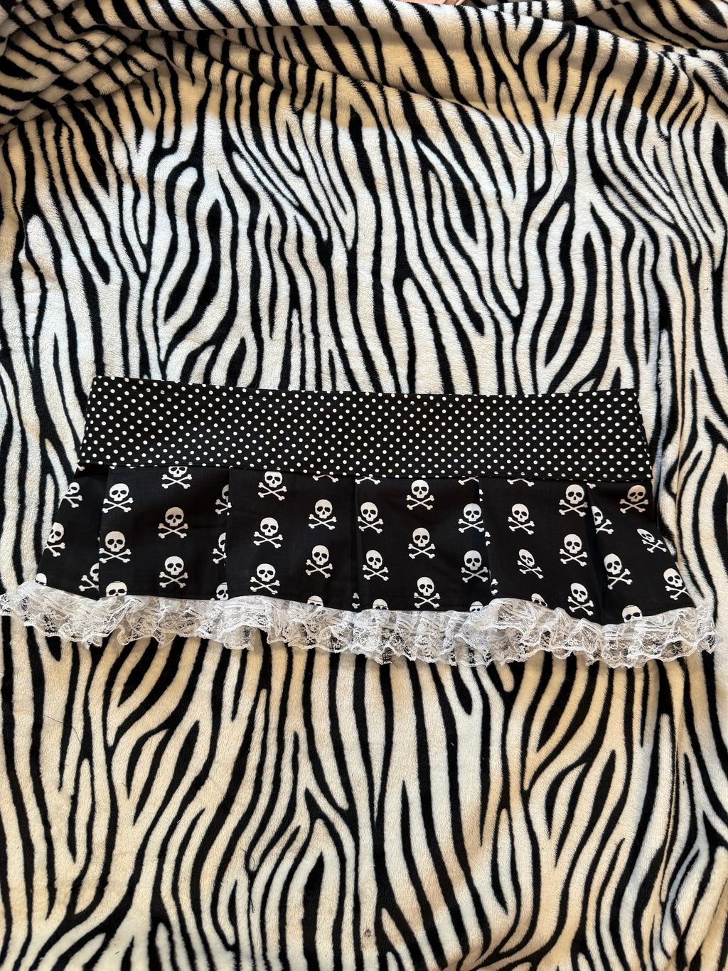 polka dot skull ruffle skirt size m