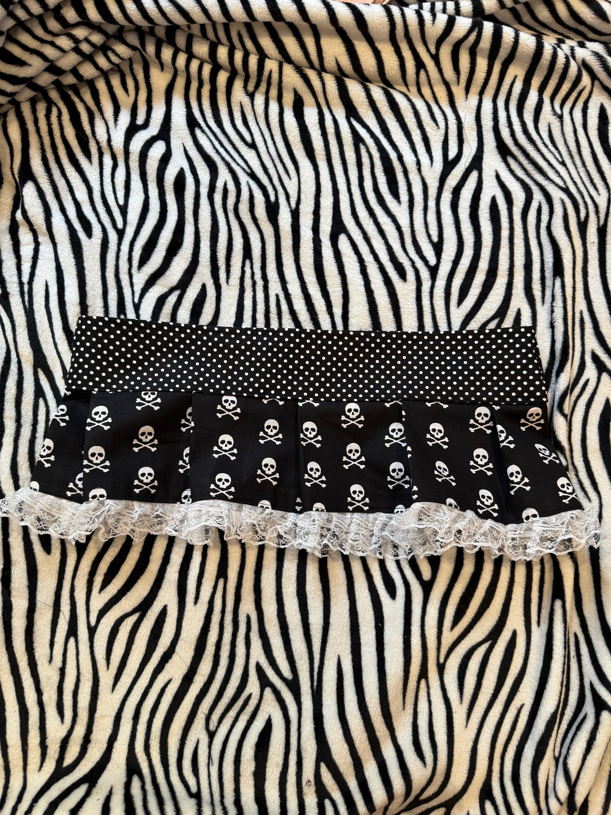 polka dot skull ruffle skirt size m