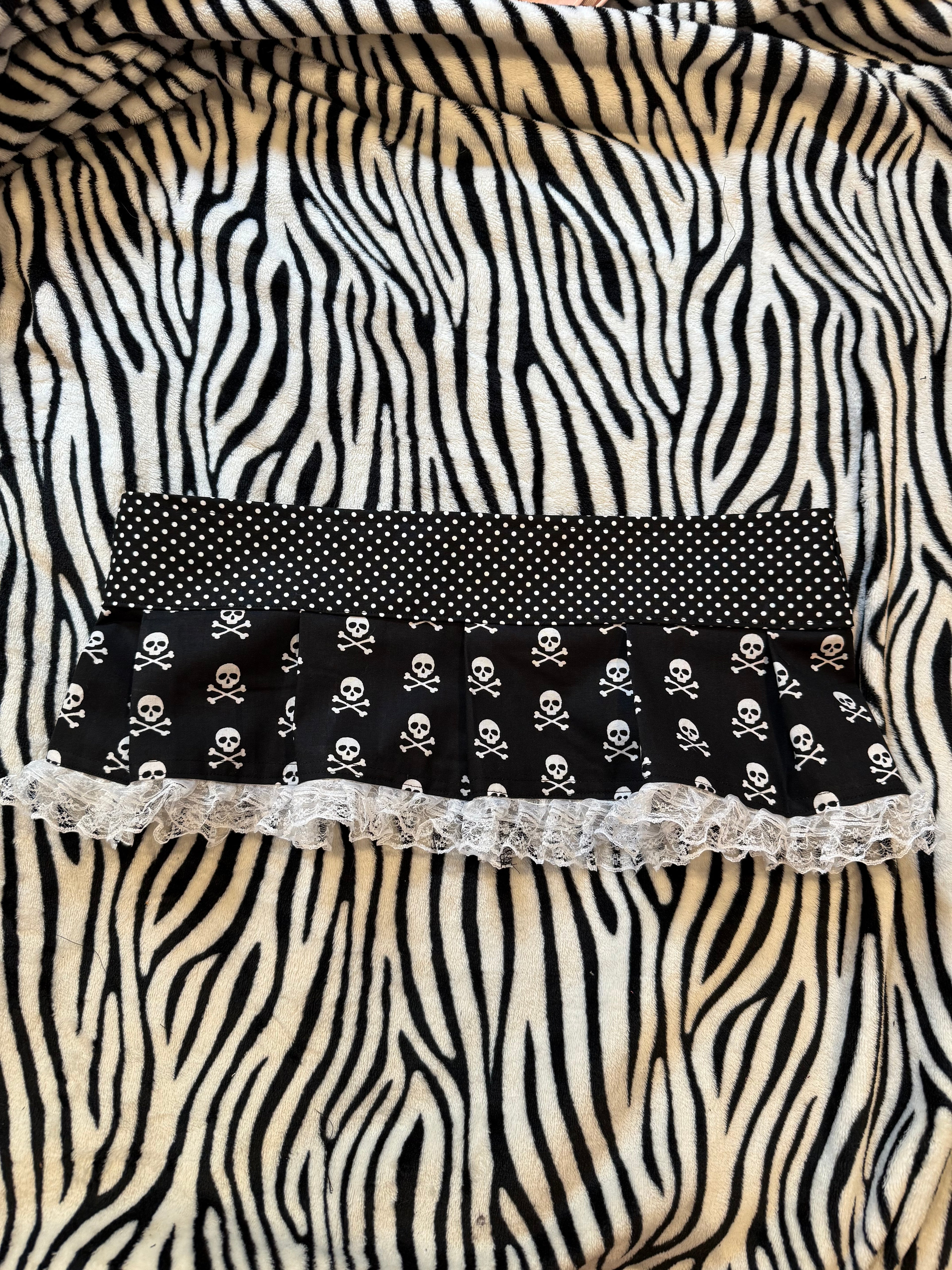 polka dot skull ruffle skirt size m