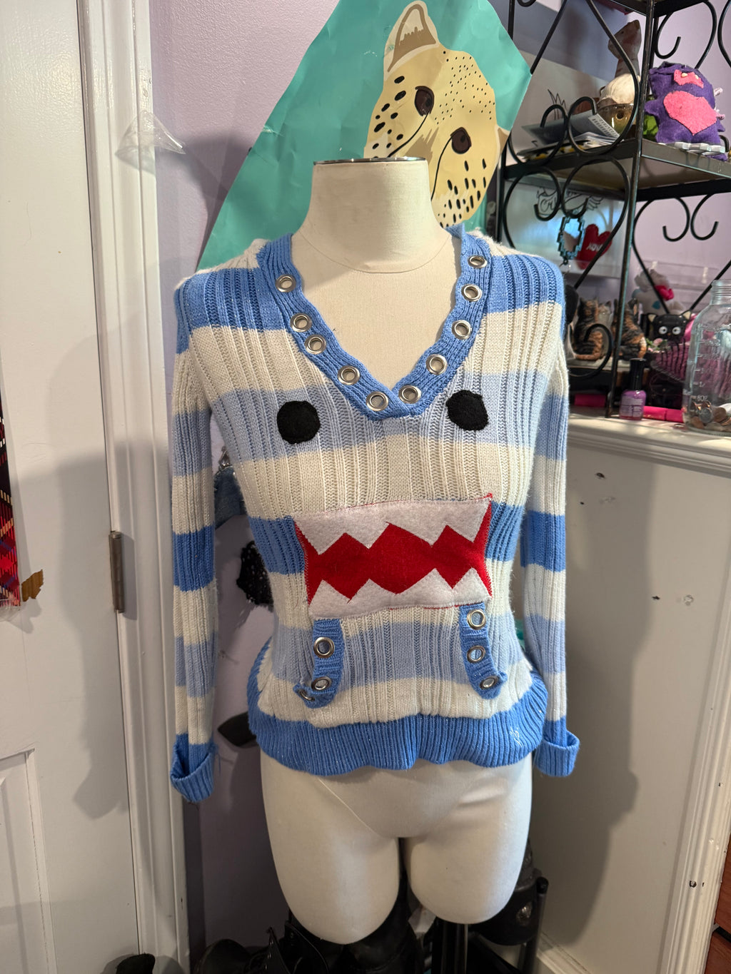 blue & white domo sweater size xs/s