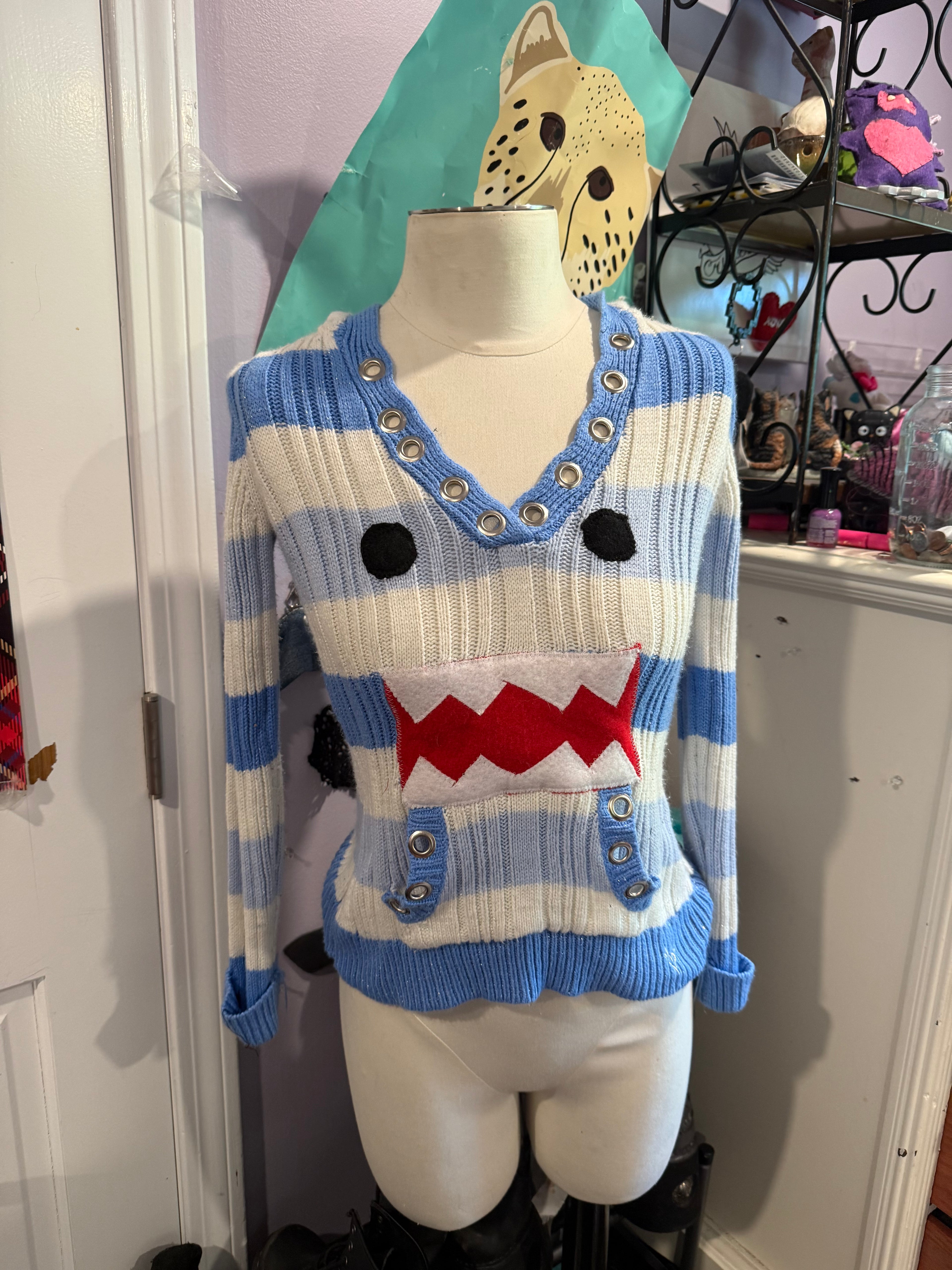 blue & white domo sweater size xs/s