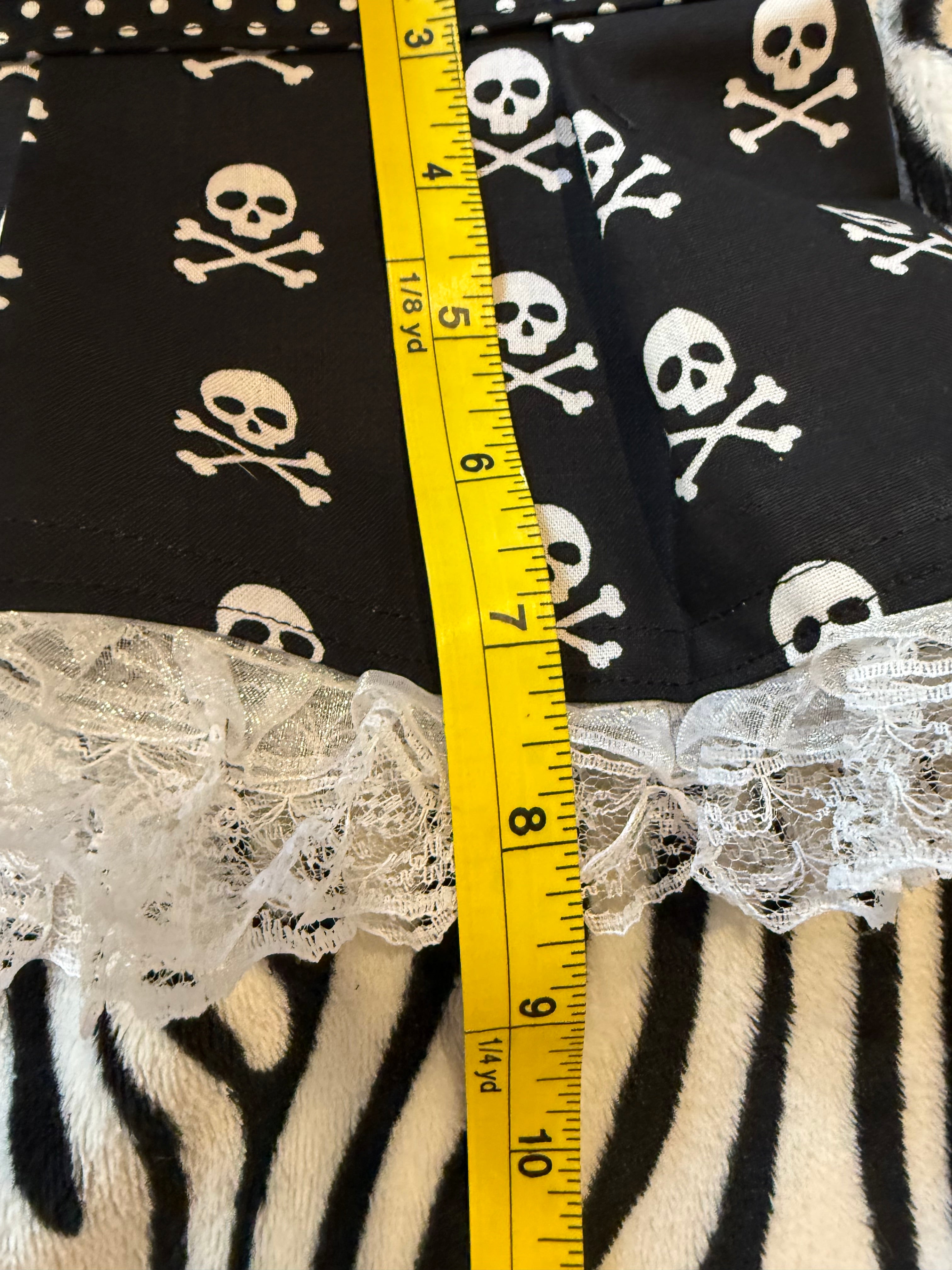polka dot skull ruffle skirt size m