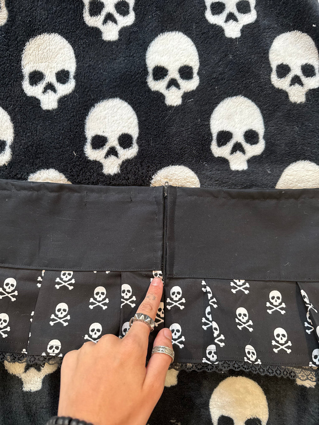 black & white skull lace up skirt size xs/s