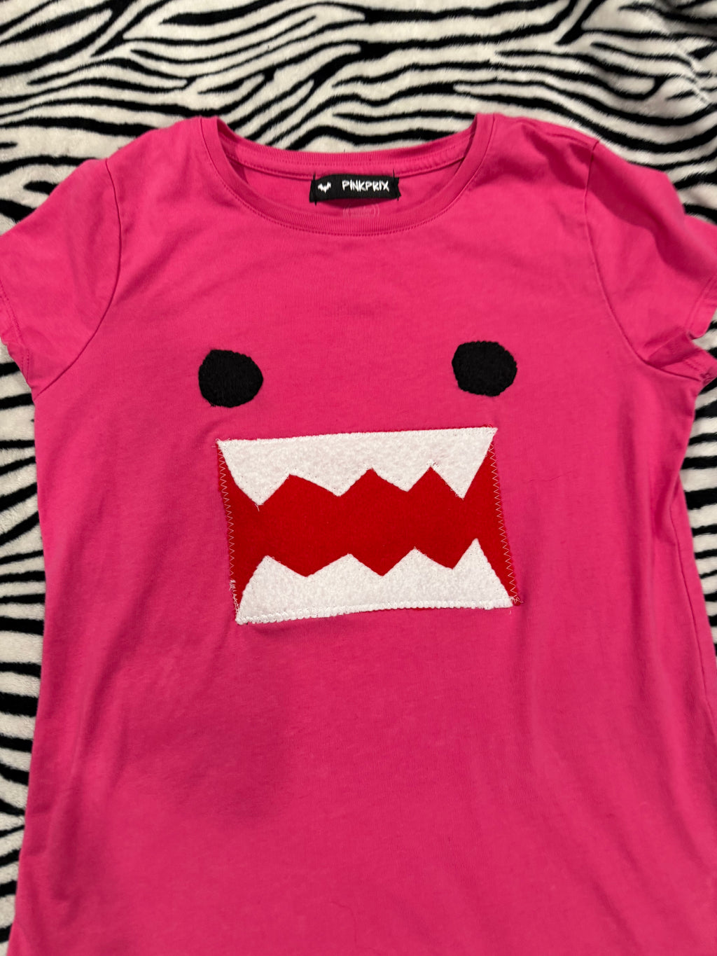 hot pink domo tee size xs/s
