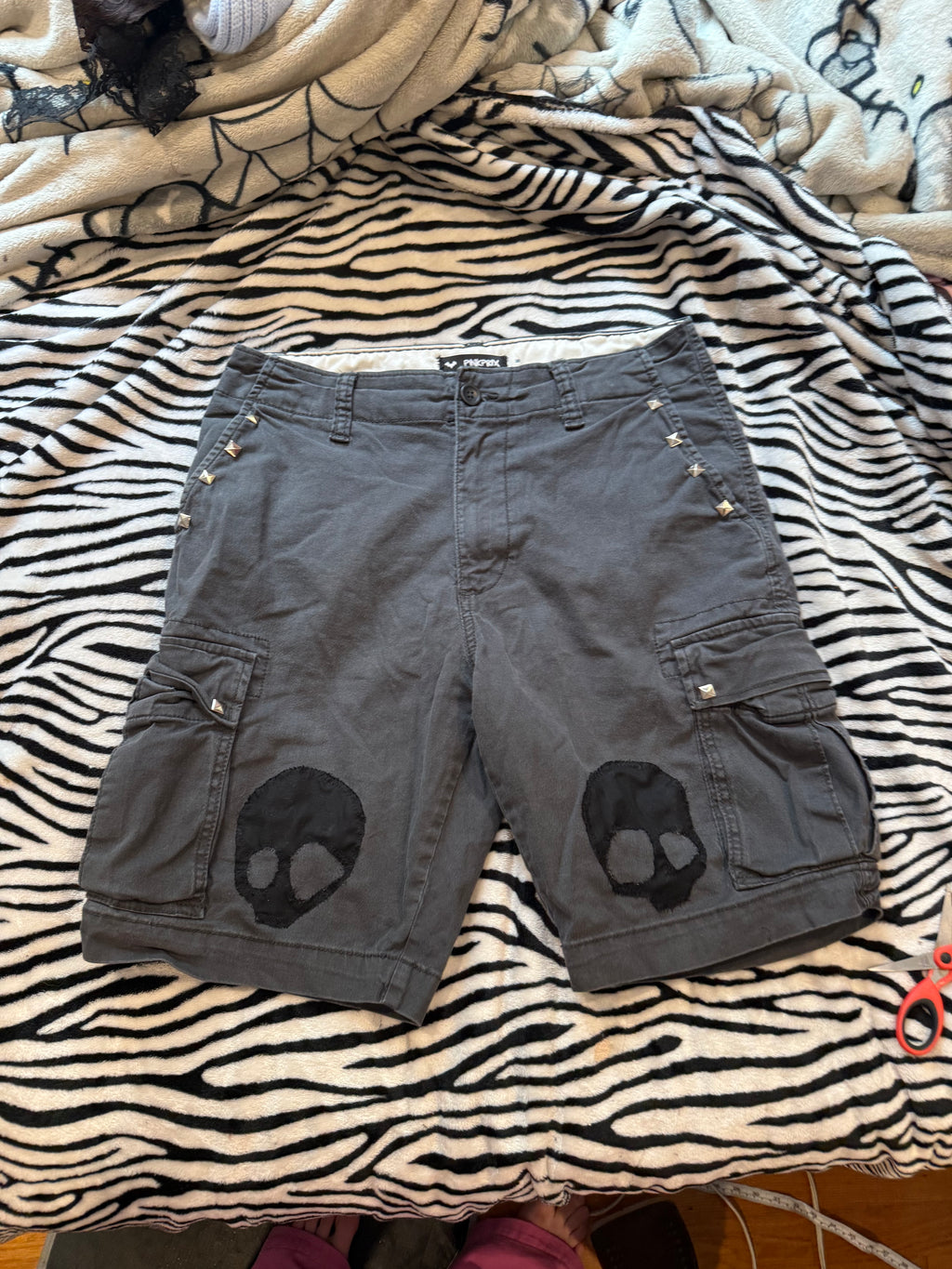 grey studded skull cargo shorts size s men’s / m women’s