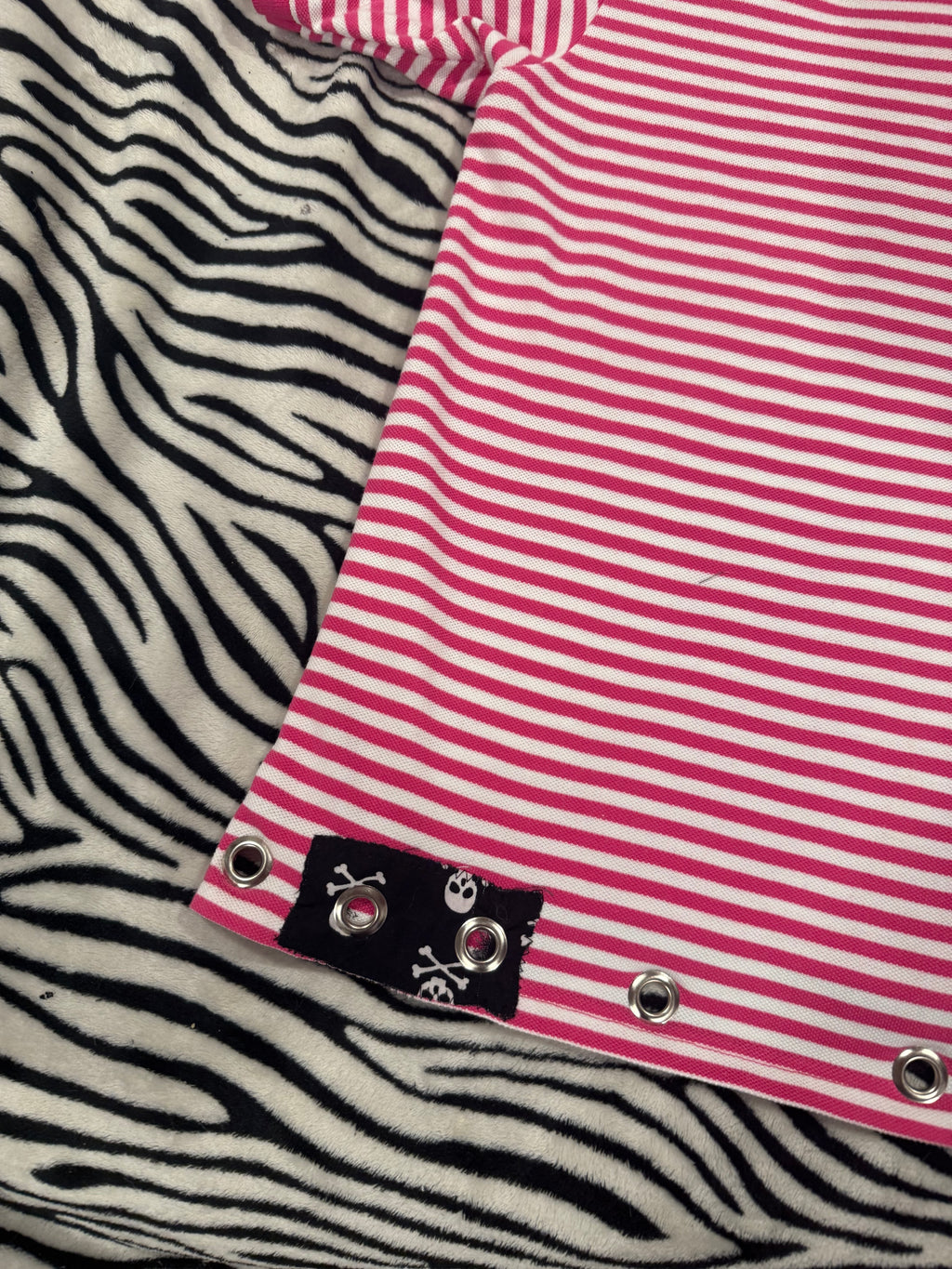pink & white skull polo size xl