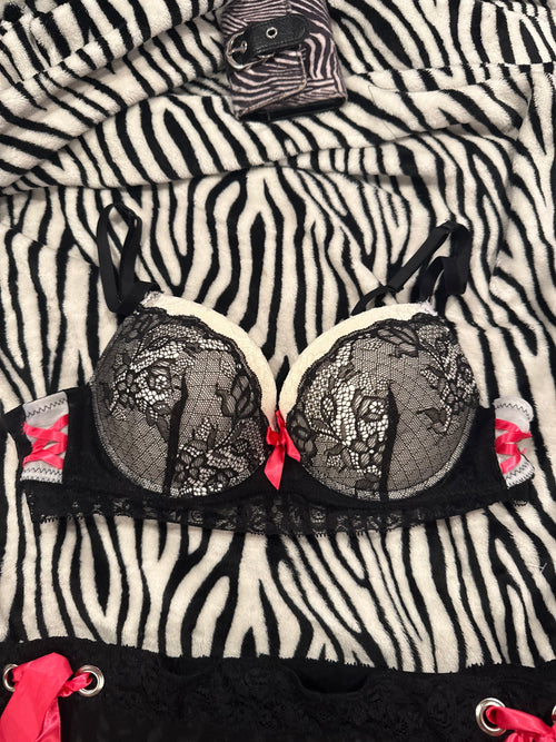 black white & pink bra size m