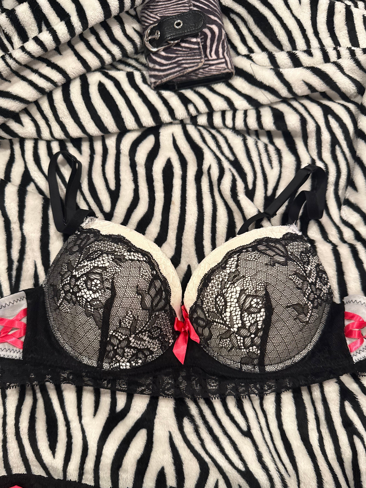 black white & pink bra size m