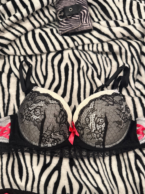 black white & pink bra size m