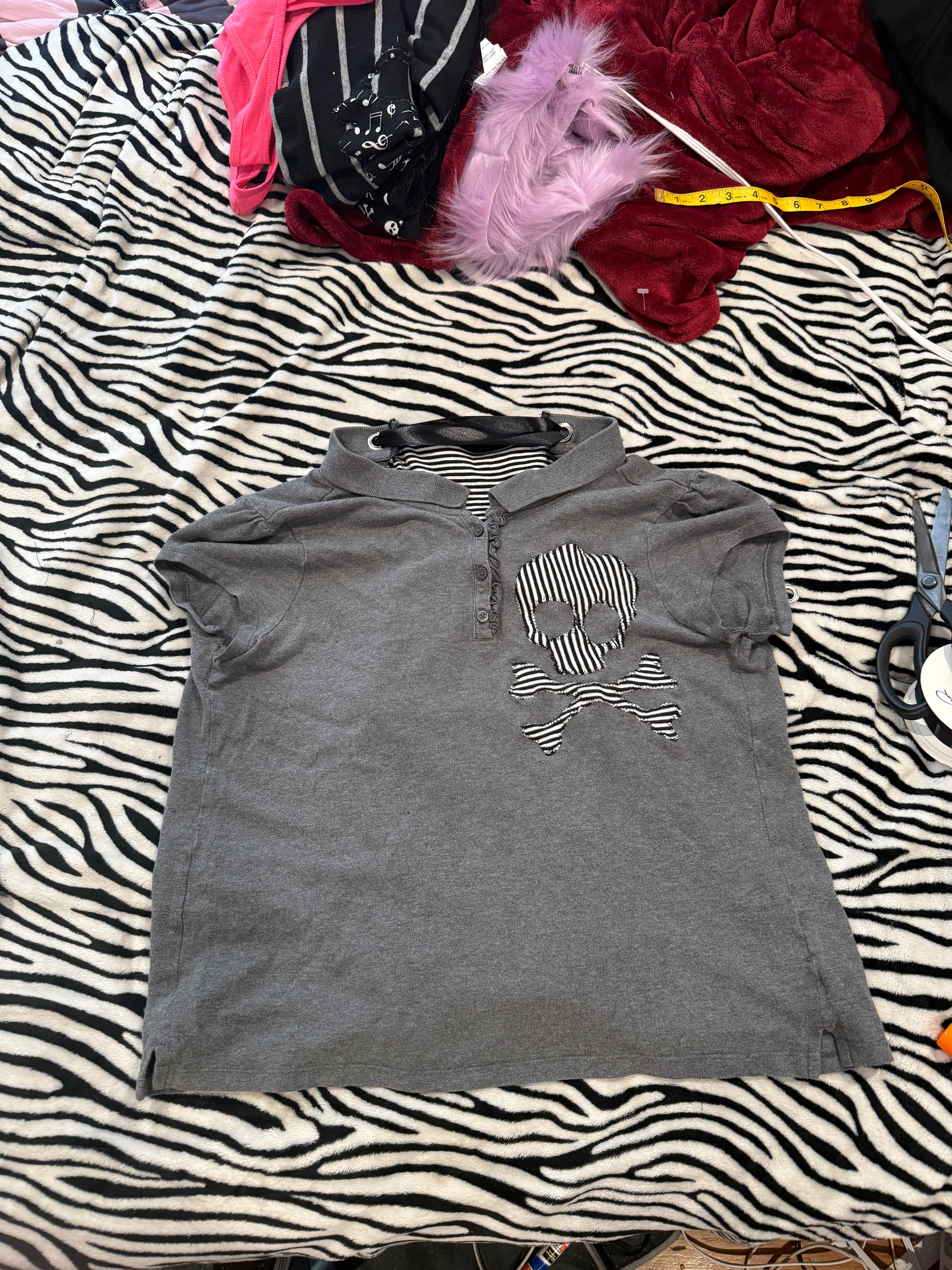 grey striped skull lace up polo size L