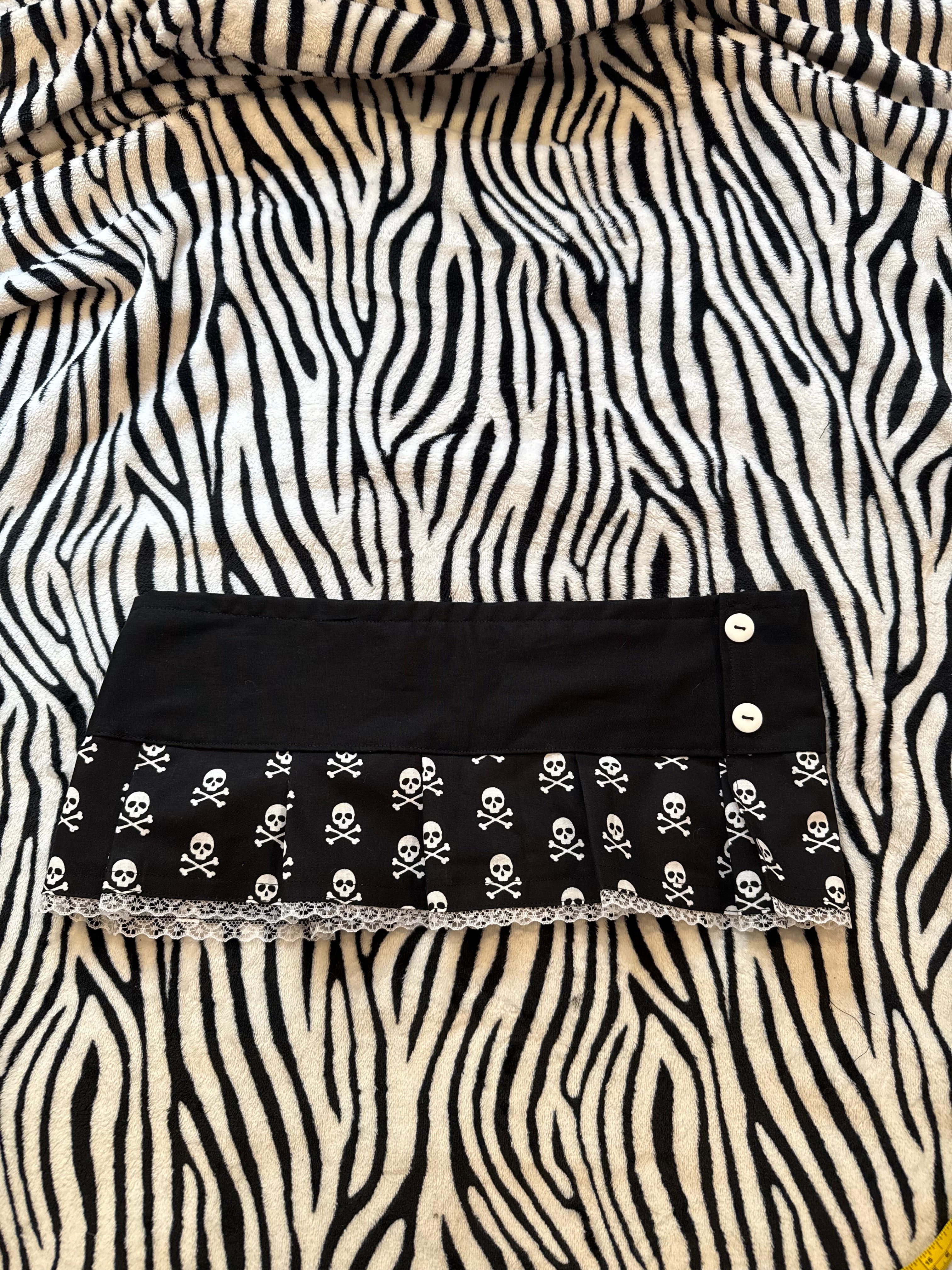 skull Velcro button skirt size s