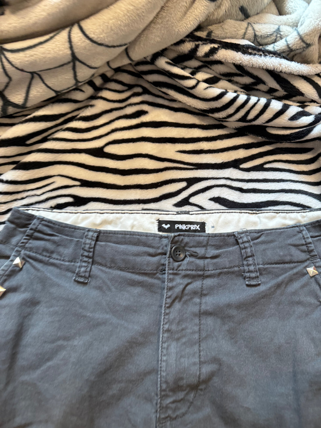 grey studded skull cargo shorts size s men’s / m women’s