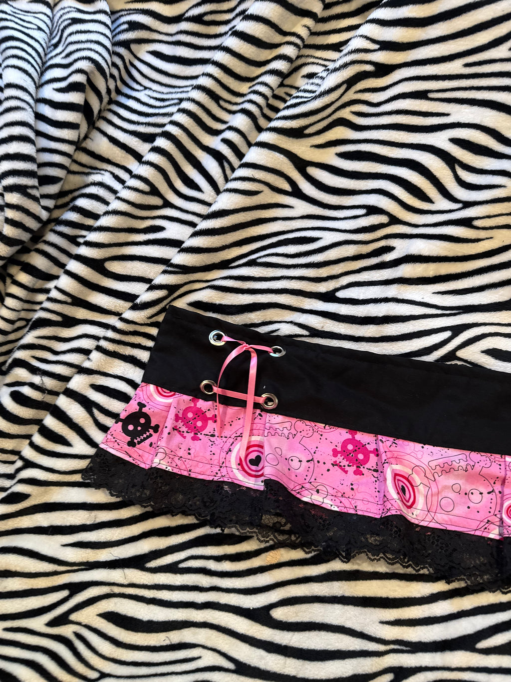 pink & black skull skirt size 2xl