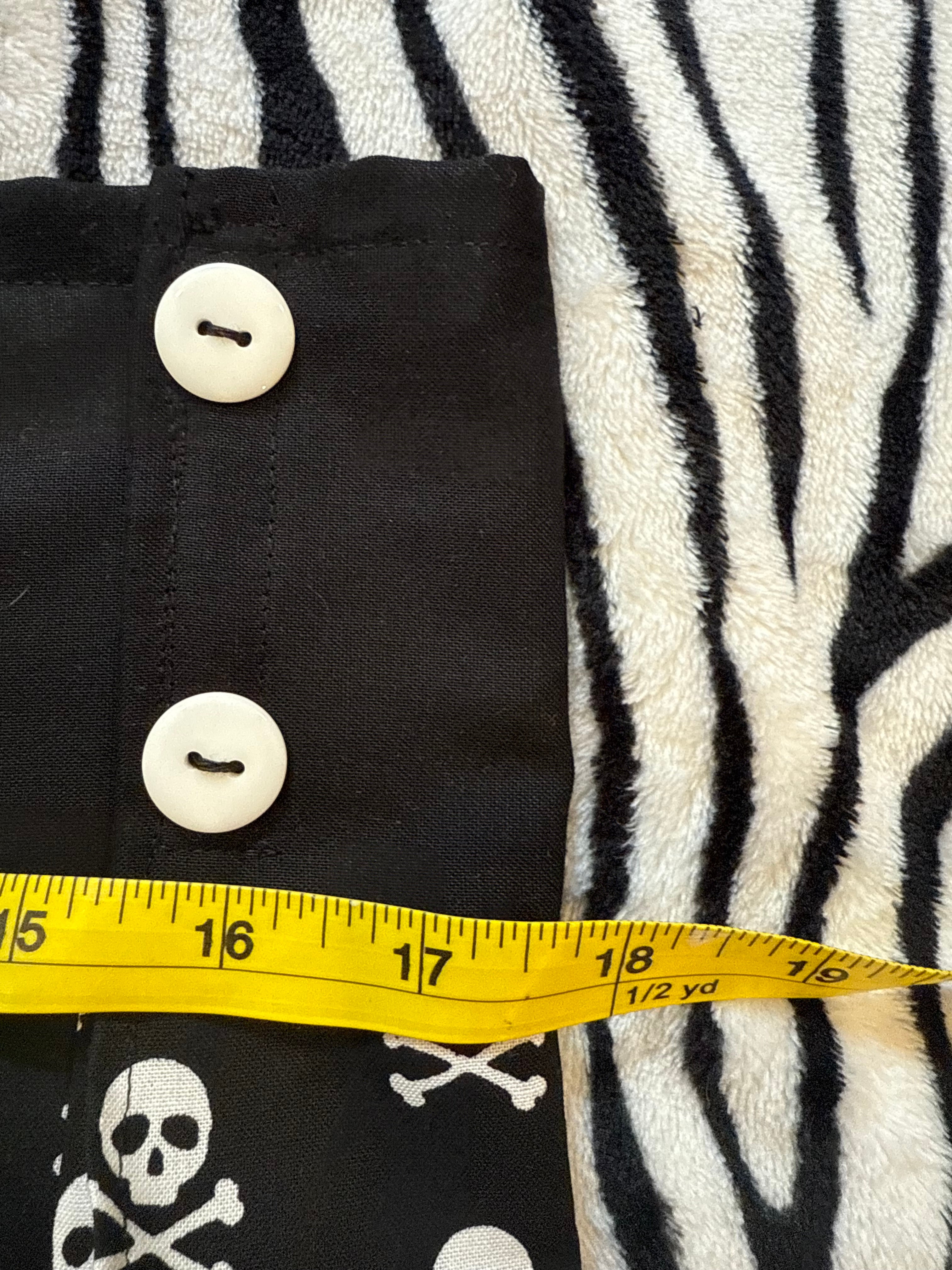 skull Velcro button skirt size s