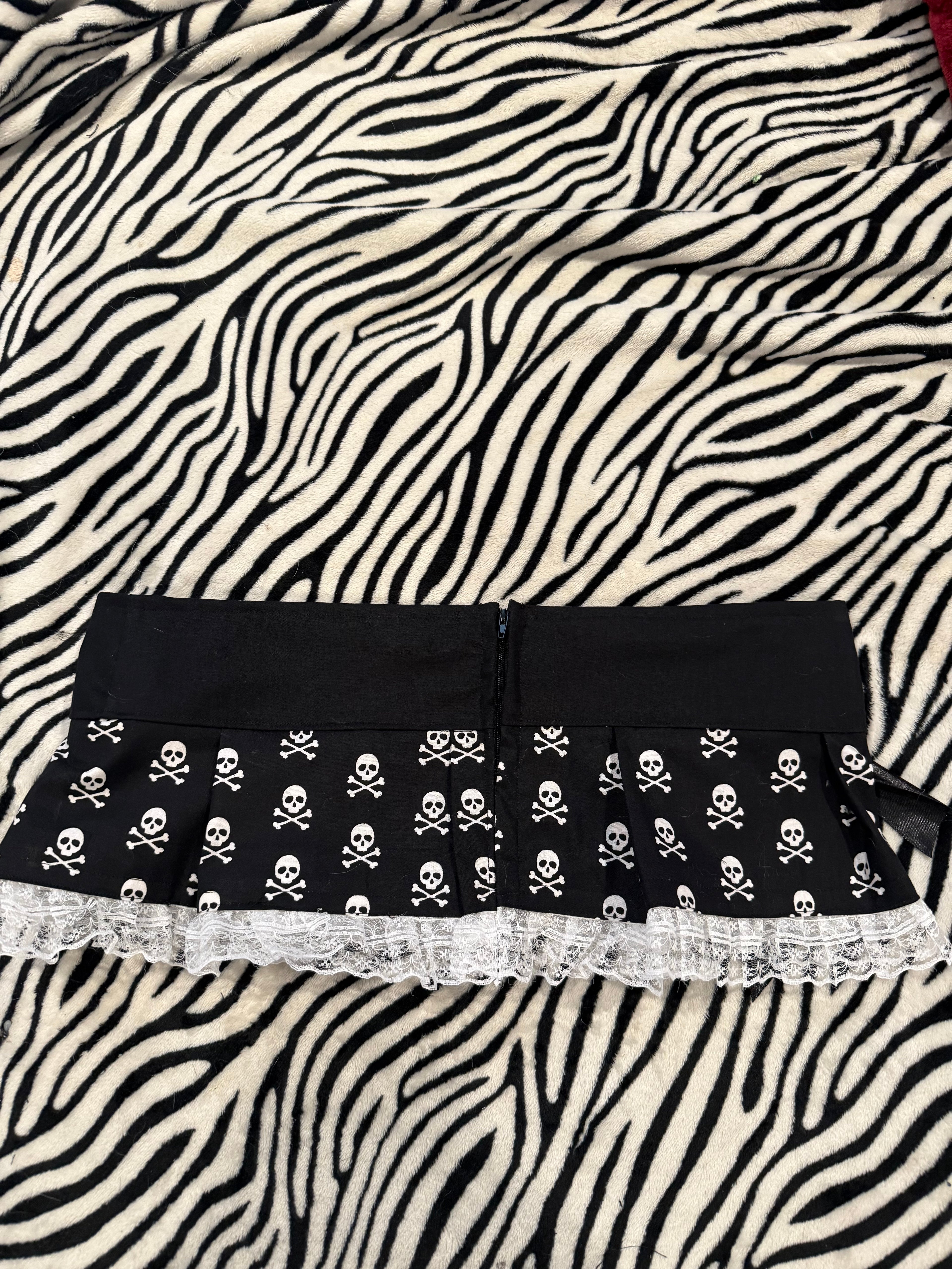 lace up ruffle skull skirt size m