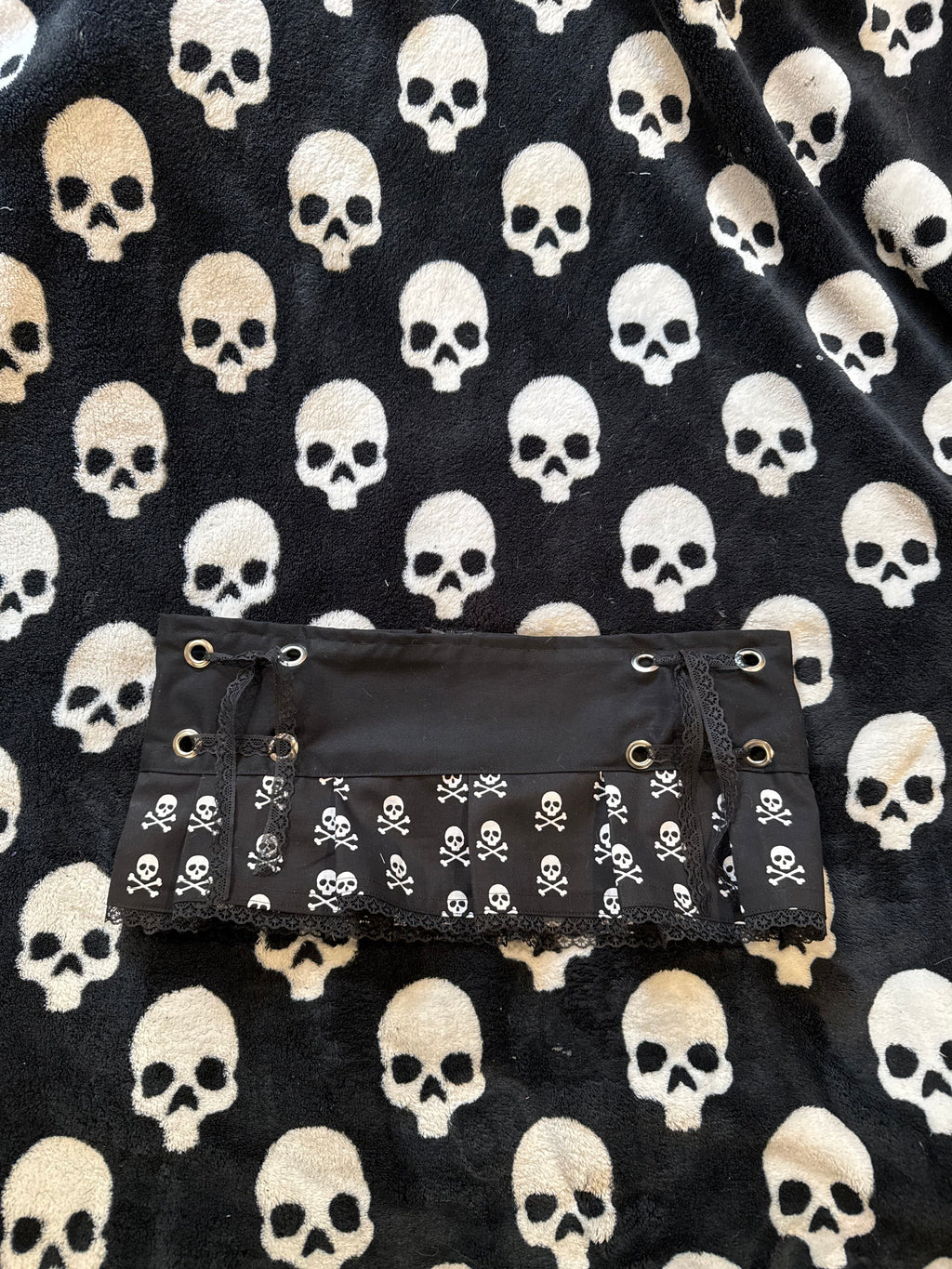 black & white skull lace up skirt size xs/s