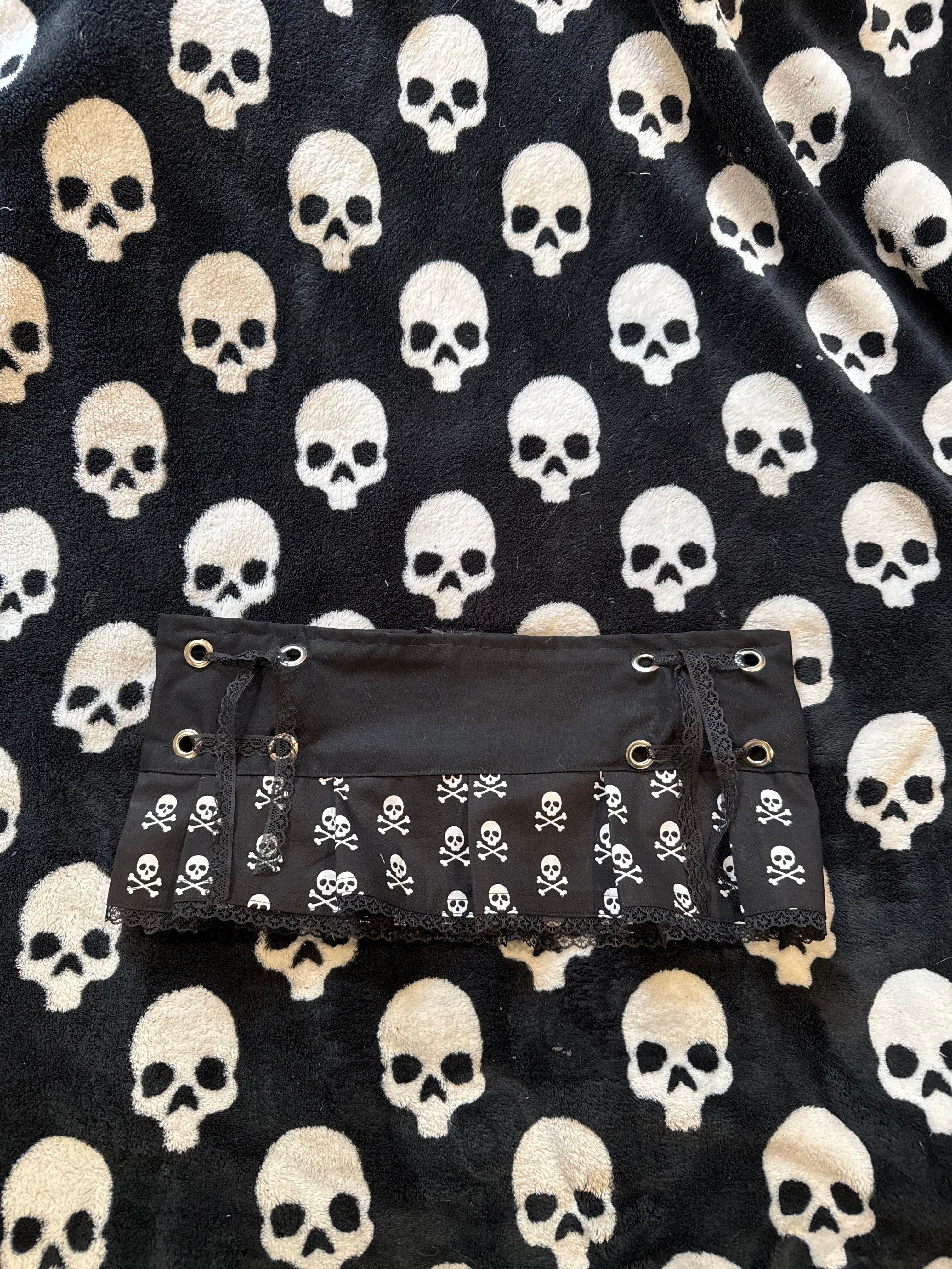 black & white skull lace up skirt size xs/s