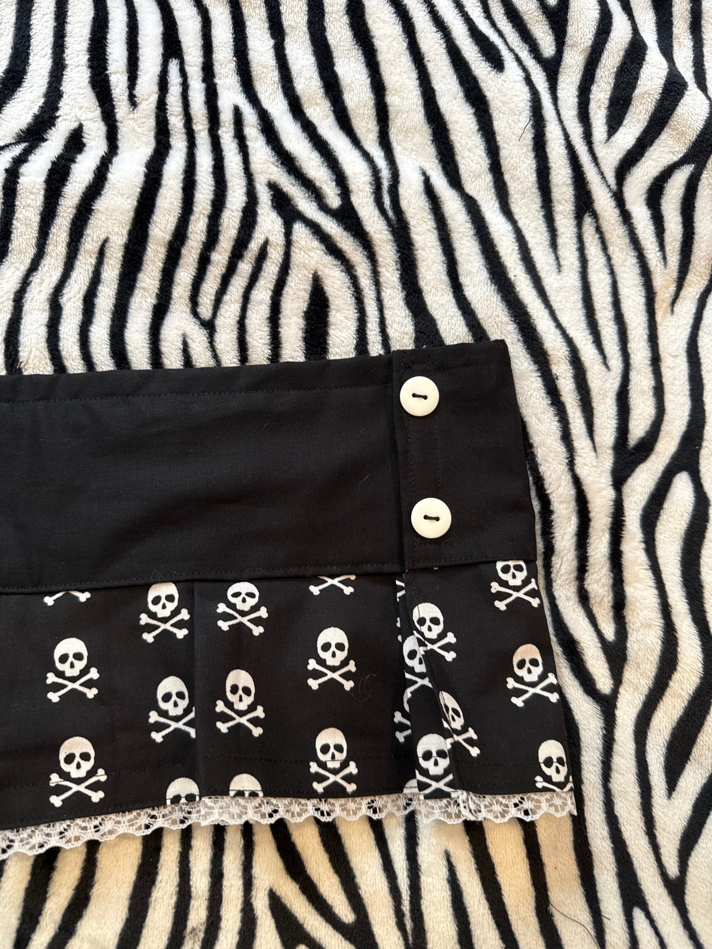 skull Velcro button skirt size s