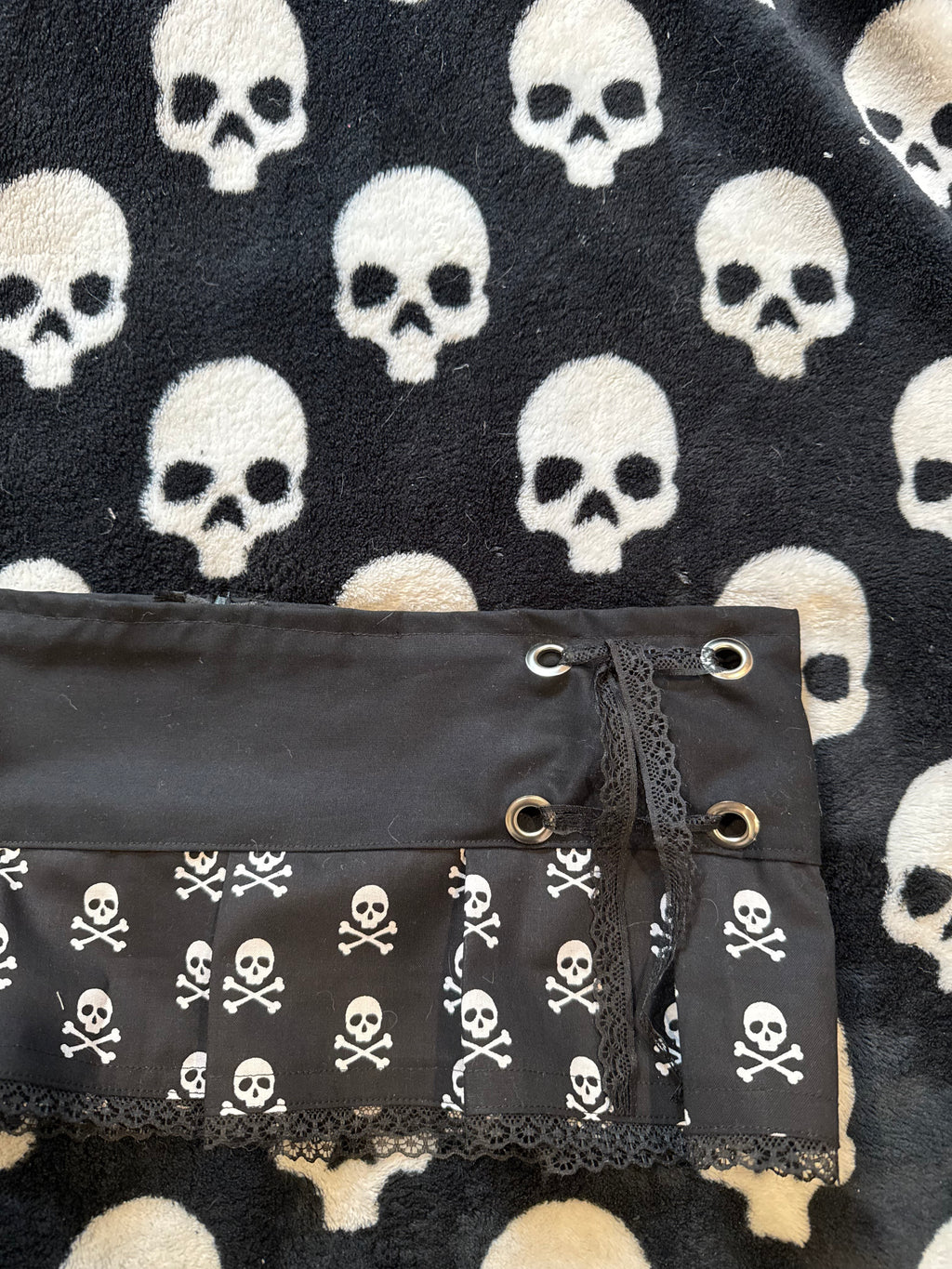 black & white skull lace up skirt size xs/s