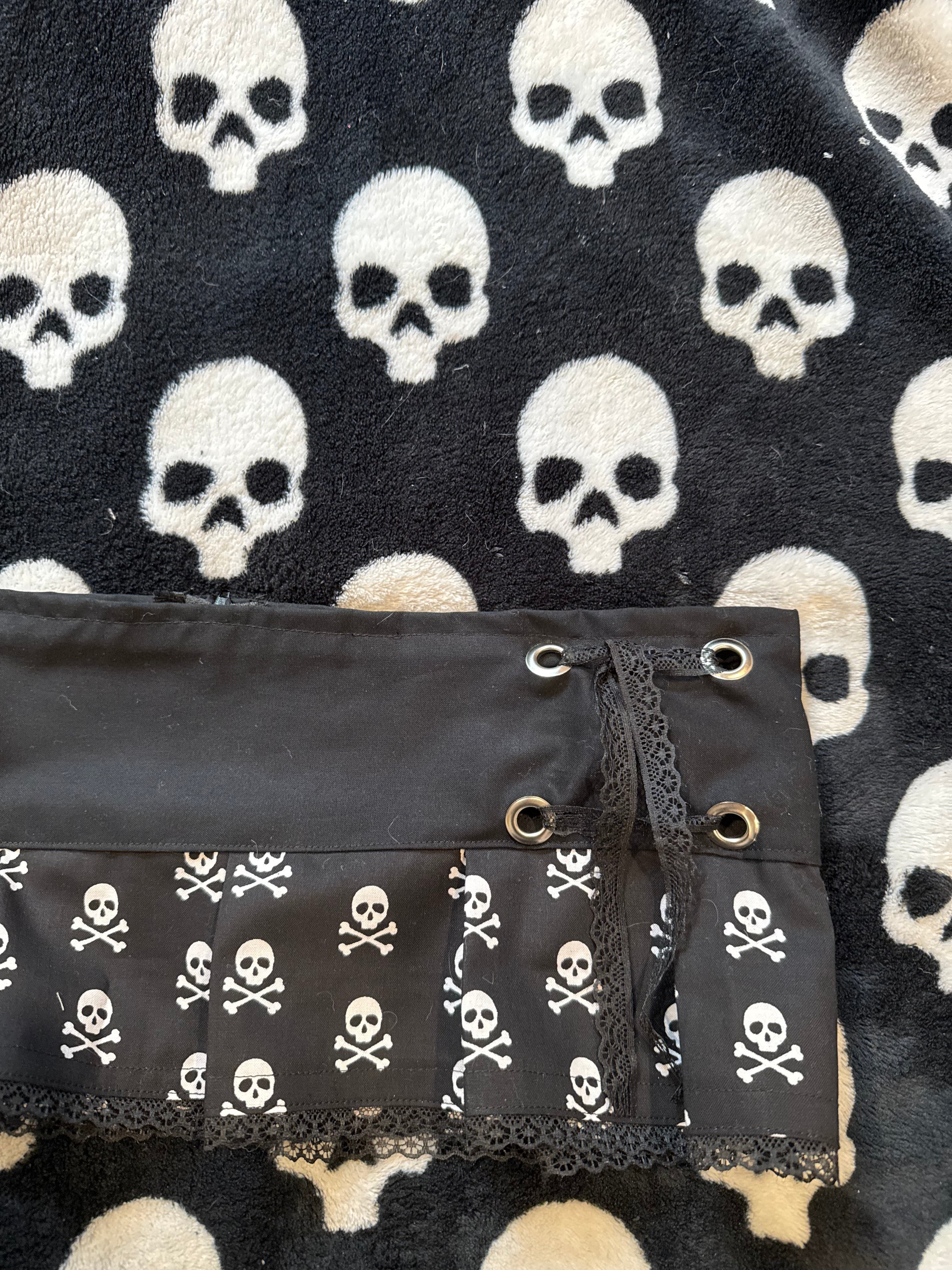 black & white skull lace up skirt size xs/s