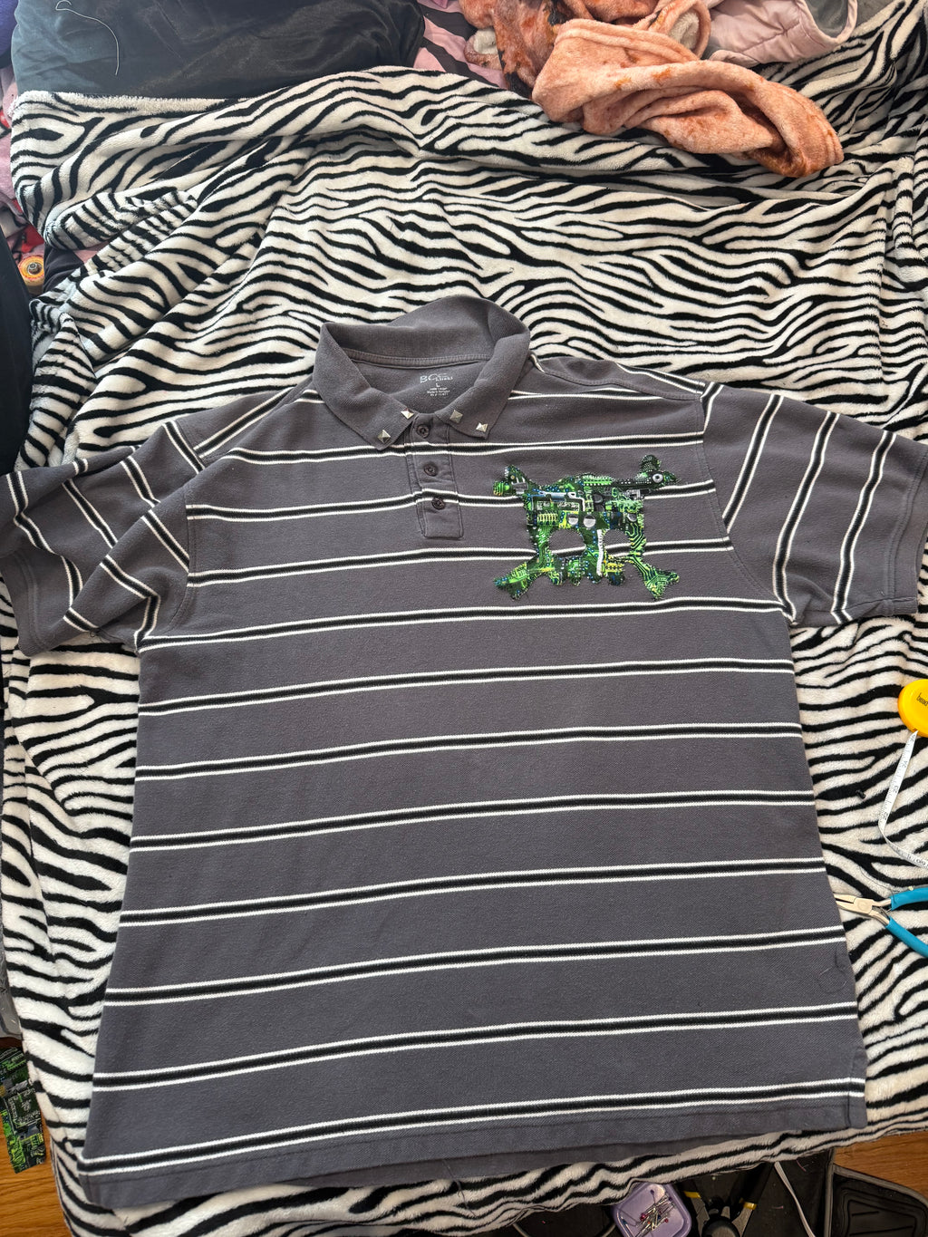 circuit board skull polo size men’s L