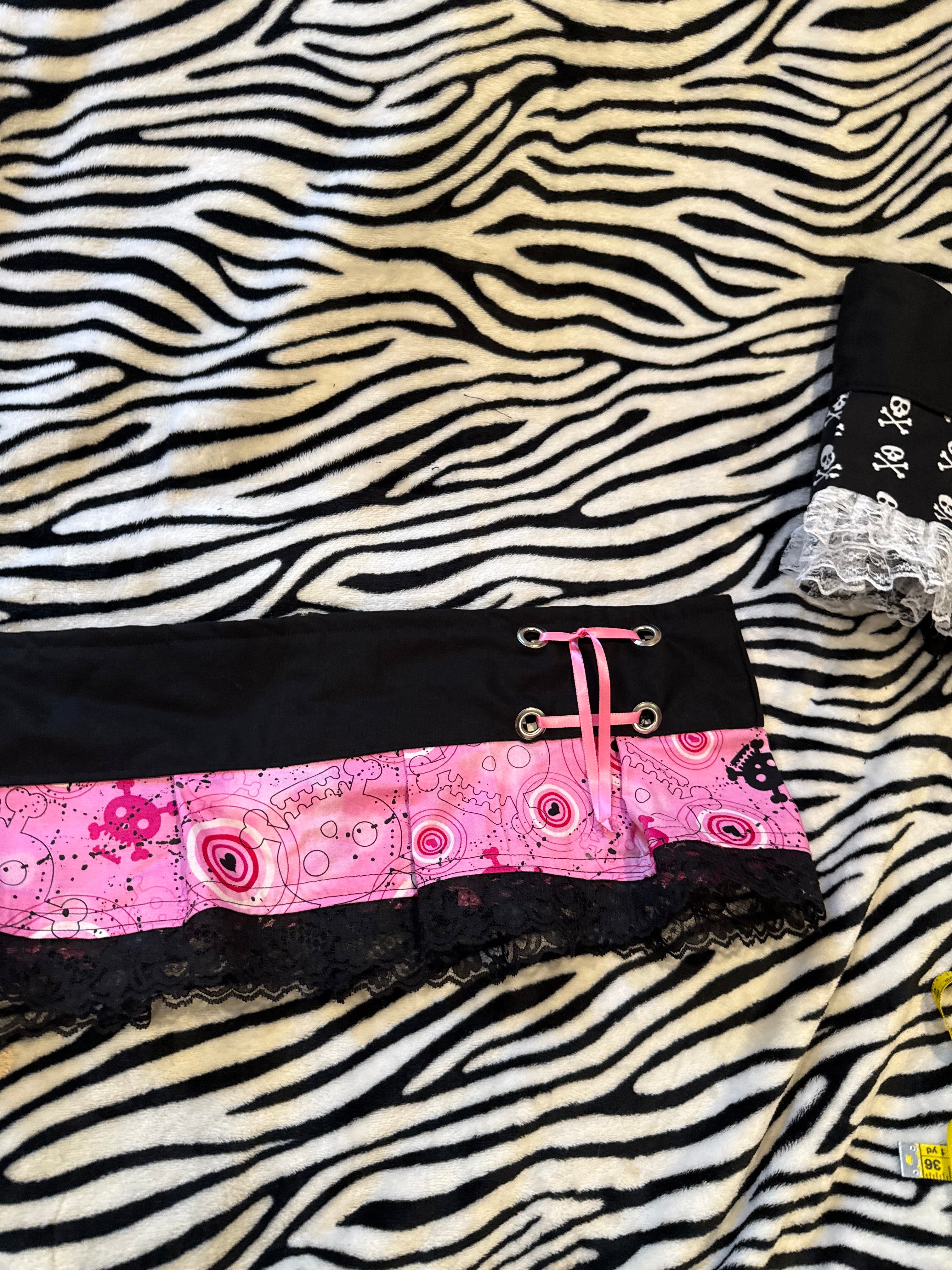 pink & black skull skirt size 2xl