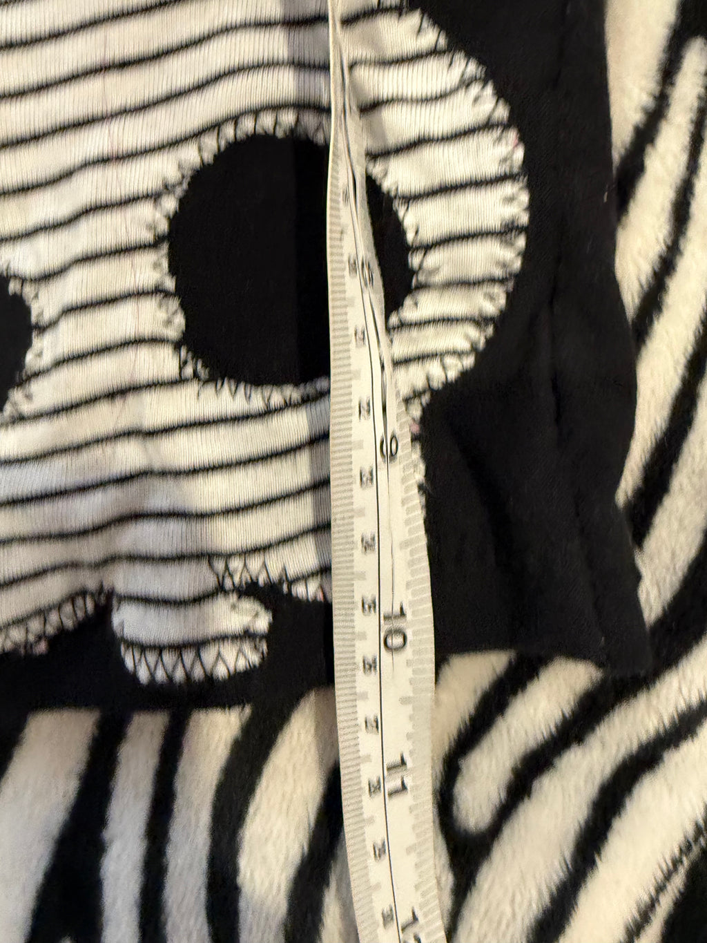 black & white stripe skull top size xs/s
