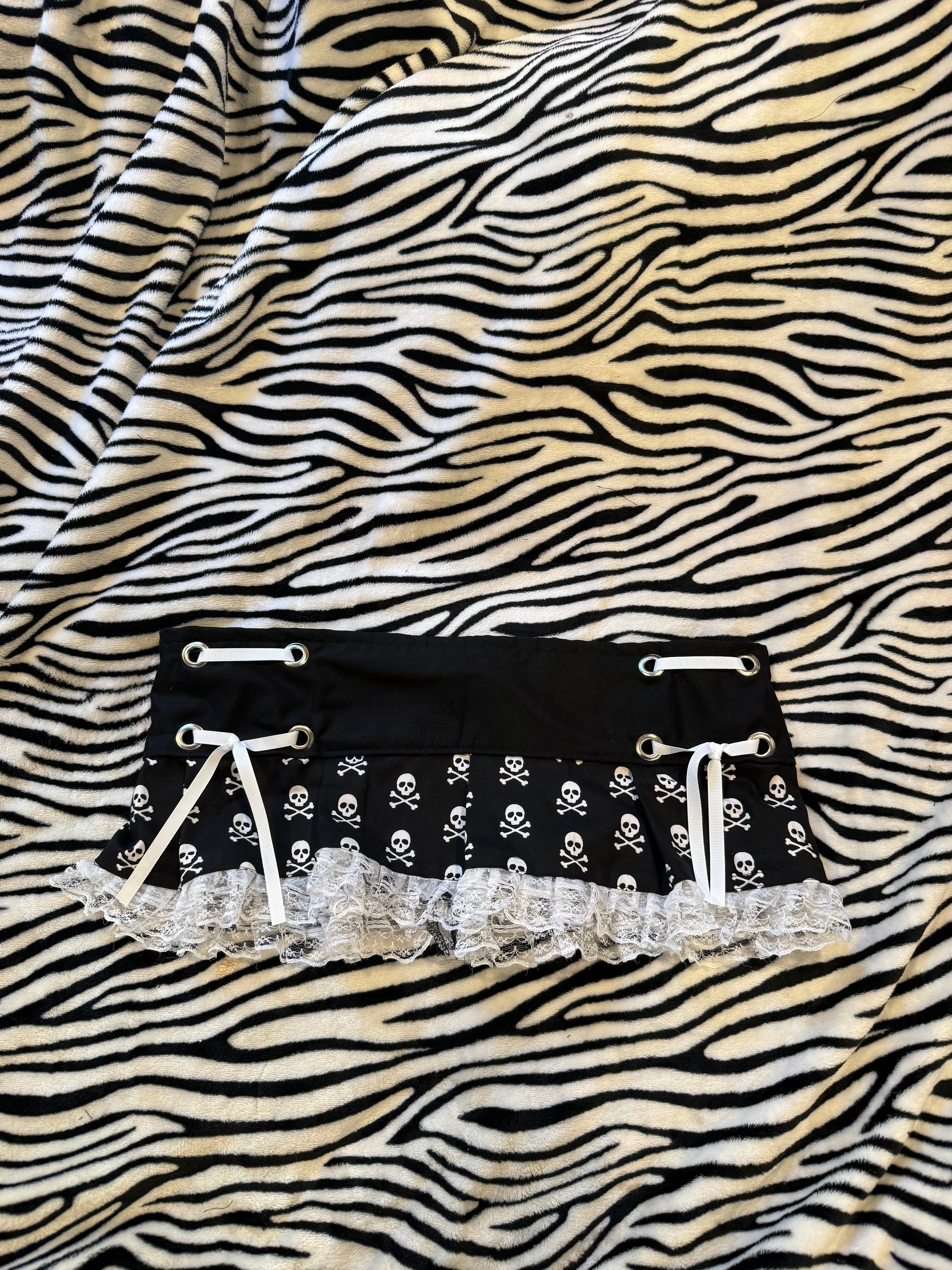 black & white skull skirt size m