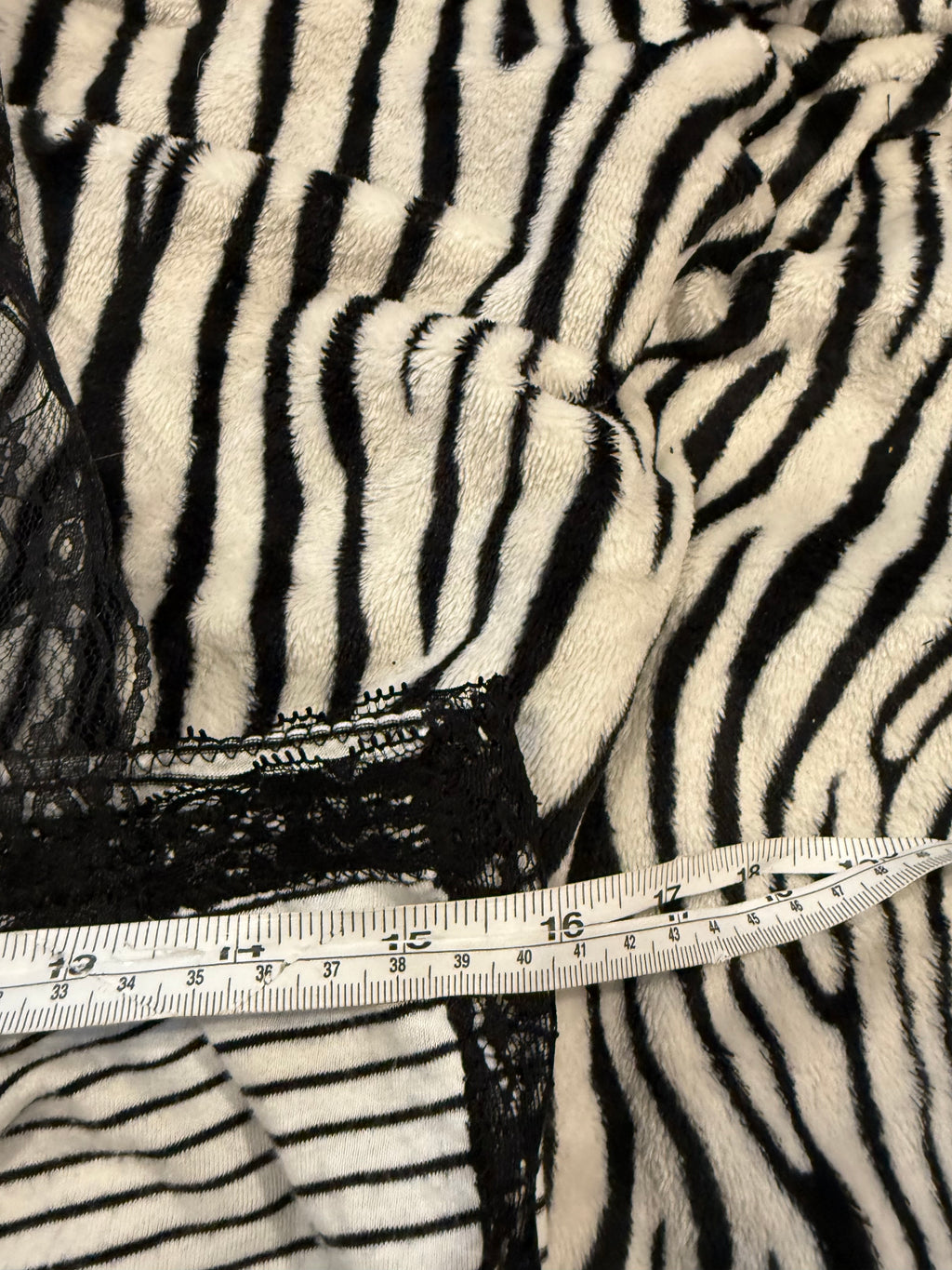 black & white stripe skull top size xs/s