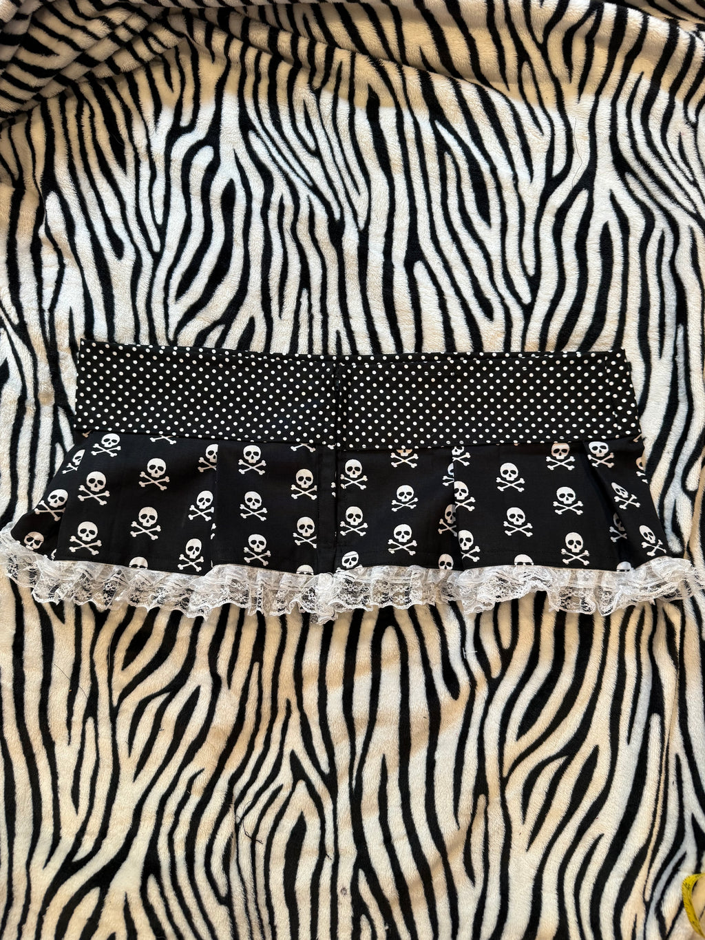 polka dot skull ruffle skirt size m