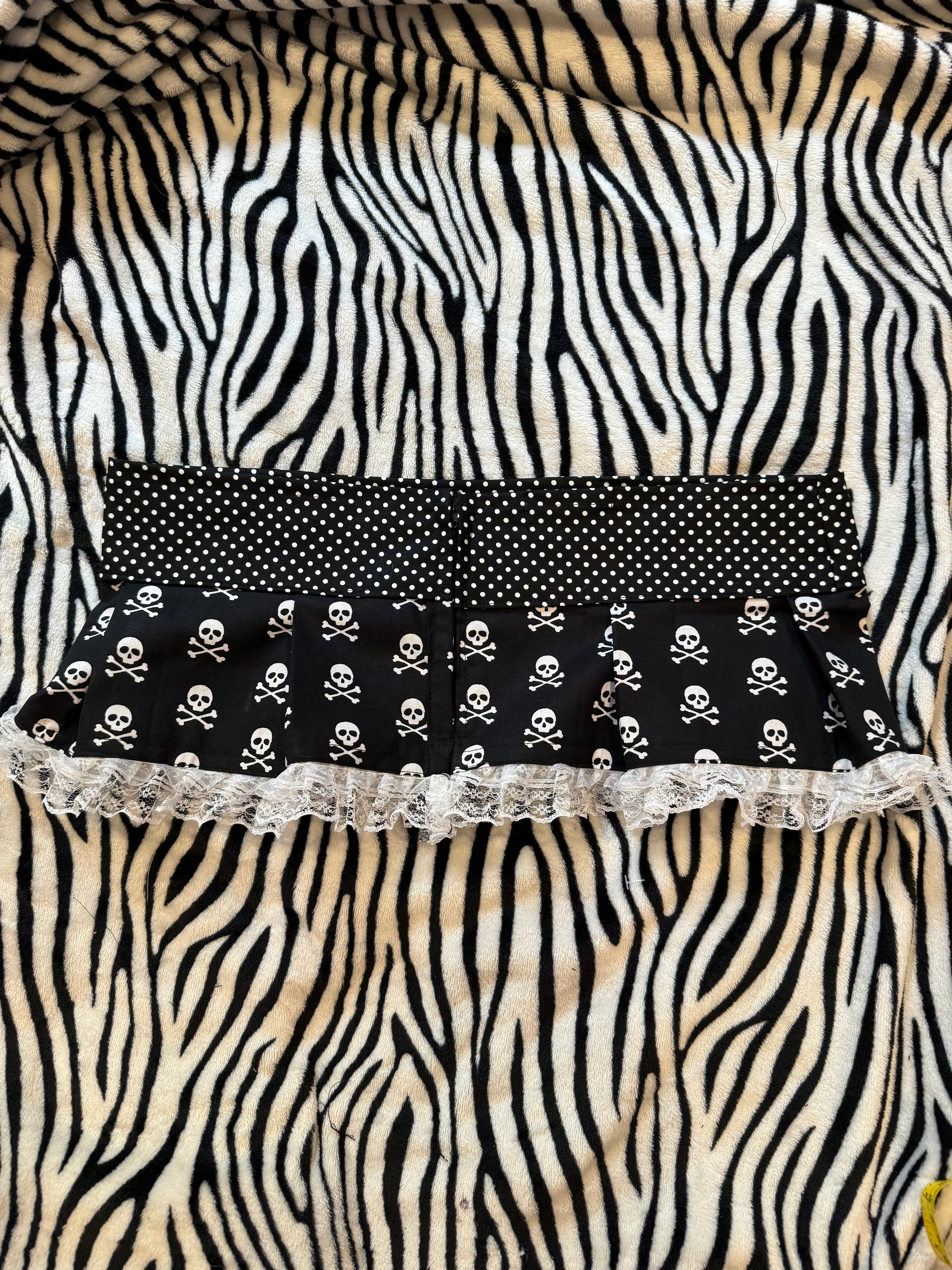 polka dot skull ruffle skirt size m